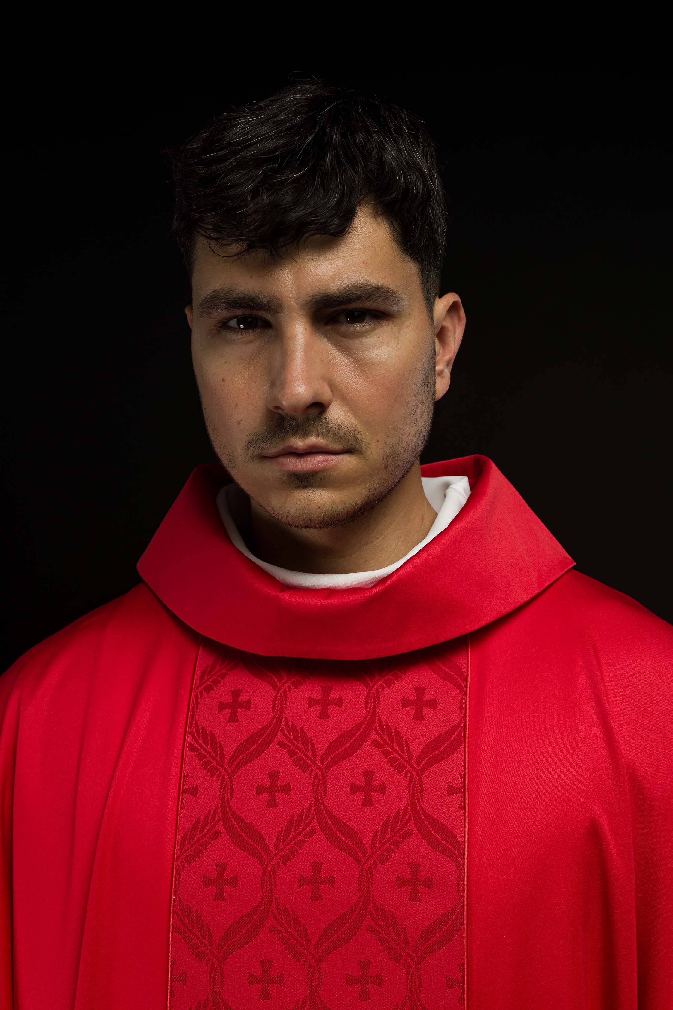 Ornat czerwony z żakardowym pasem w krzyże - ORNATY.PL