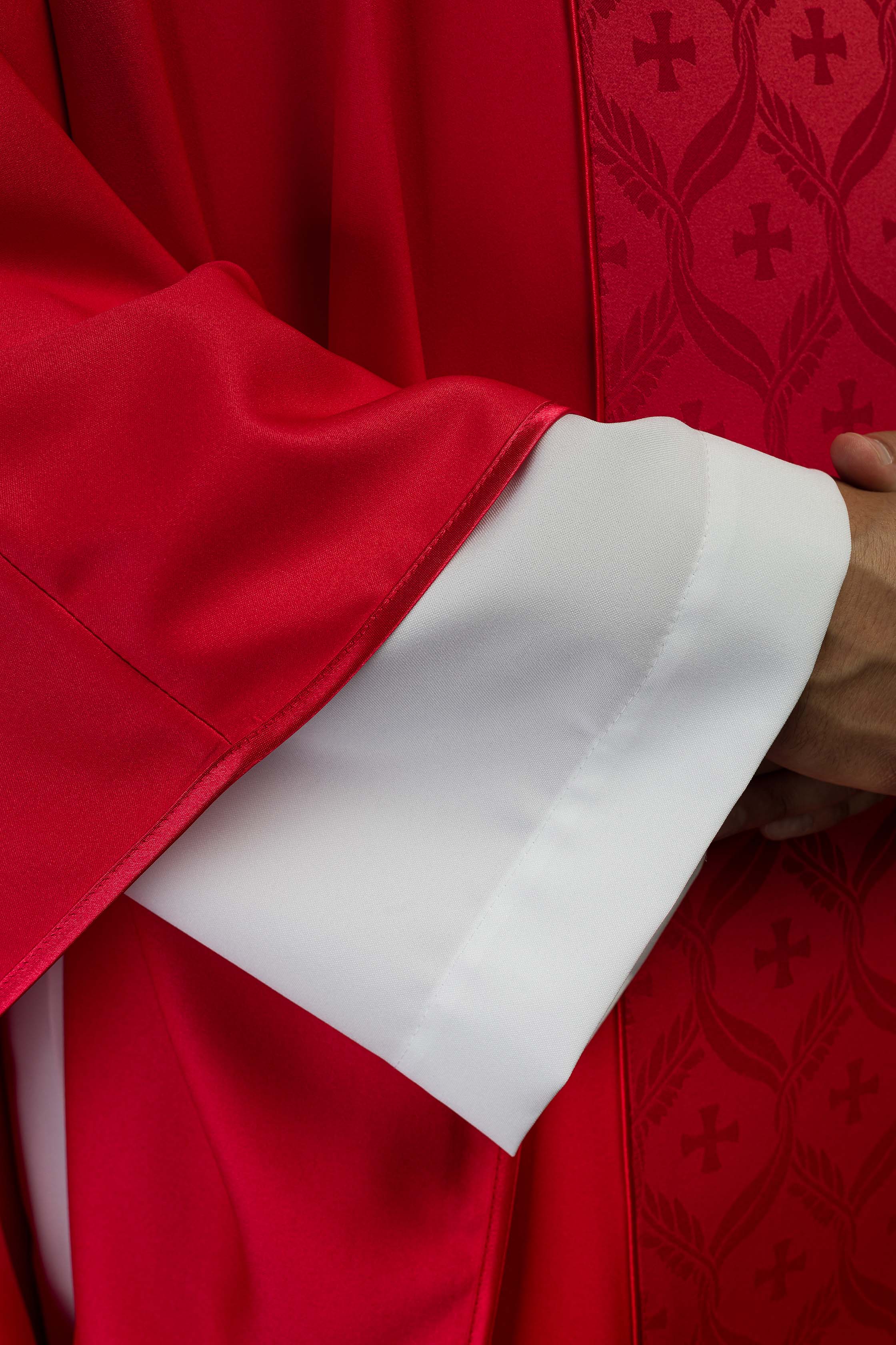 Ornat czerwony z żakardowym pasem w krzyże - ORNATY.PL