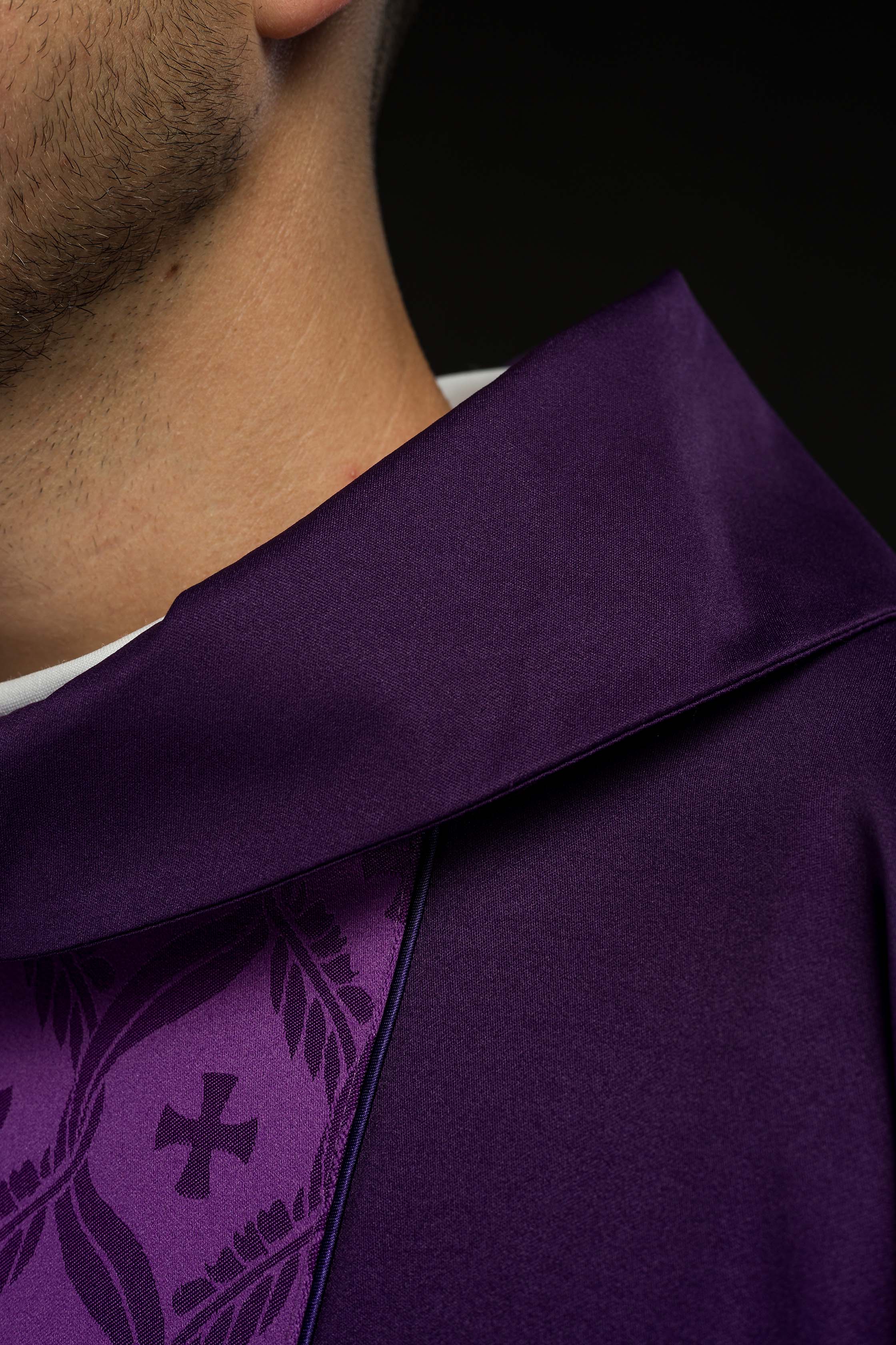 Ornat fioletowy z żakardowym pasem w krzyże - ORNATY.PL