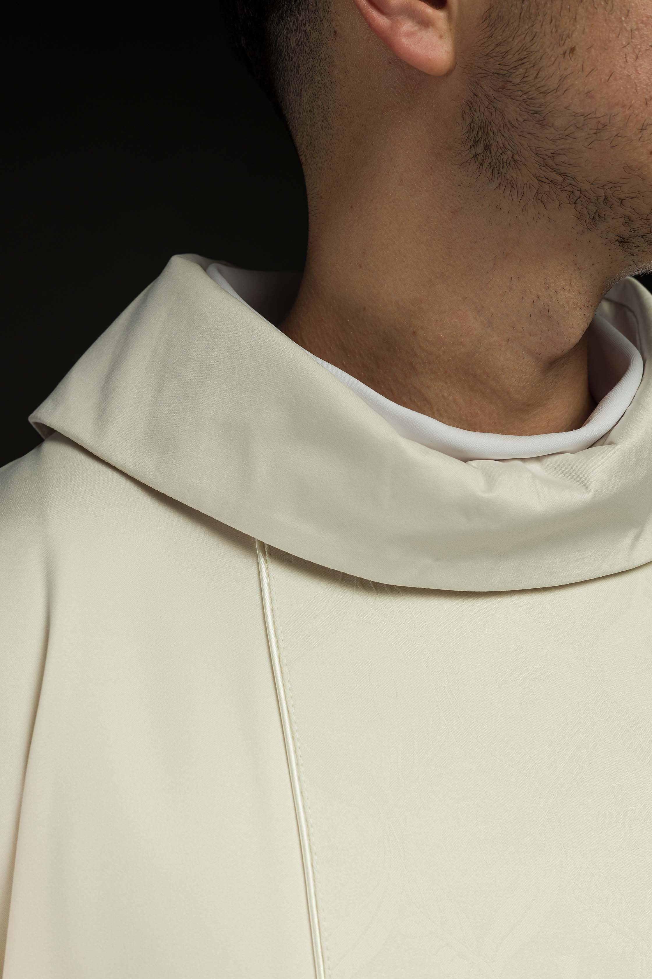 Ornat ecru z żakardowym pasem w krzyże - ORNATY.PL