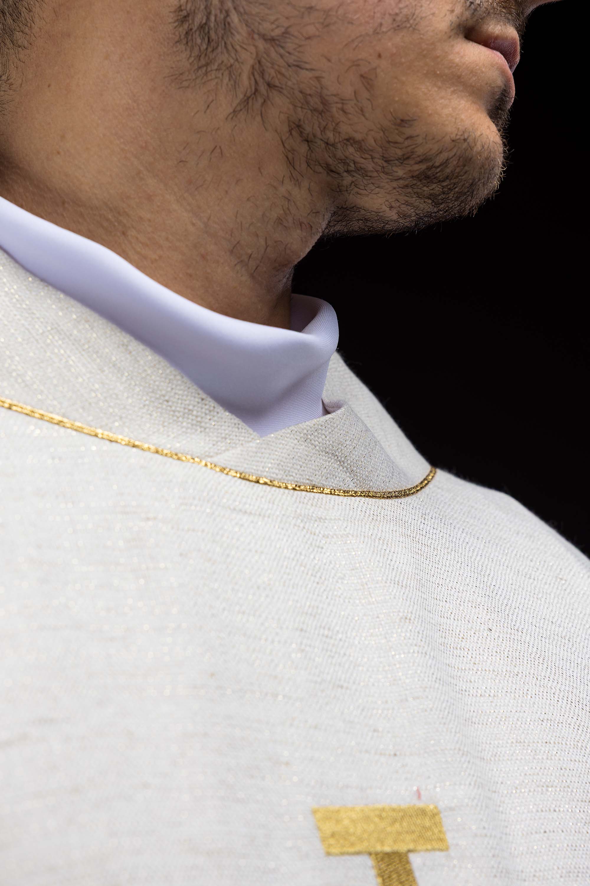 Ornat haftowany z Krzyżem Jerozolimskim ecru