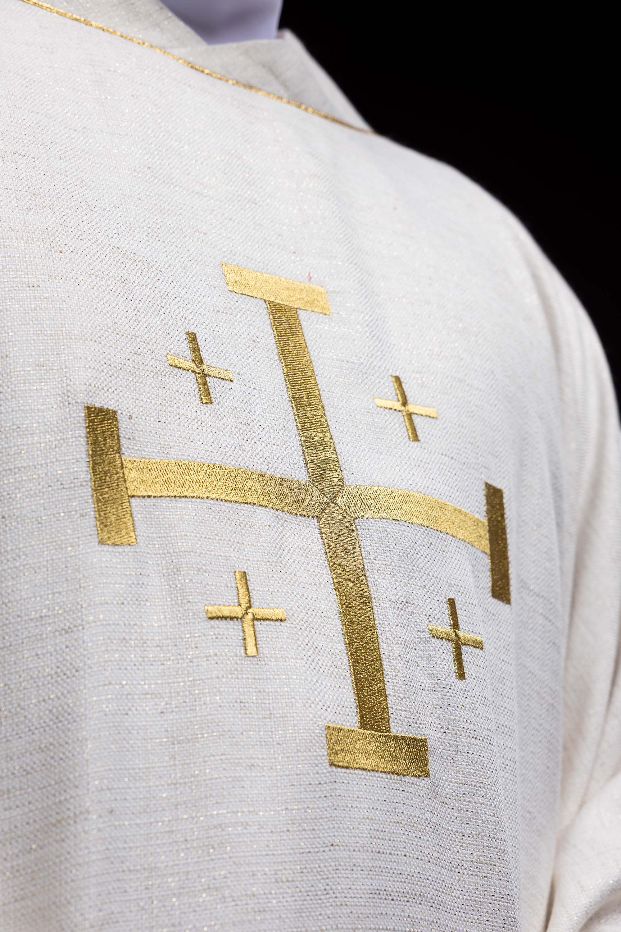 Ornat haftowany z Krzyżem Jerozolimskim ecru