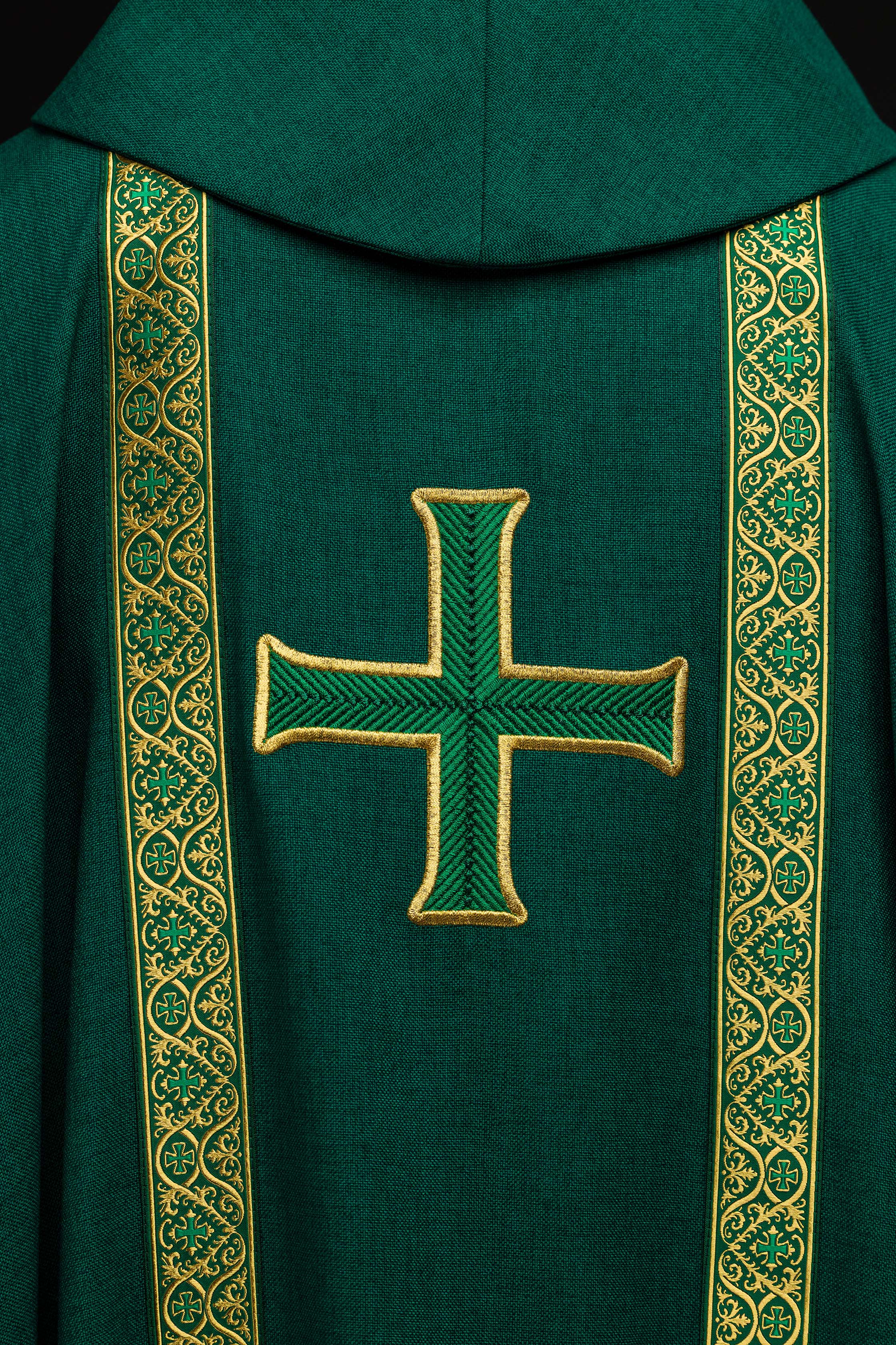 Ornat liturgiczny zielony z haftowanym krzyżem i taśmami żakardowymi - ORNATY.PL