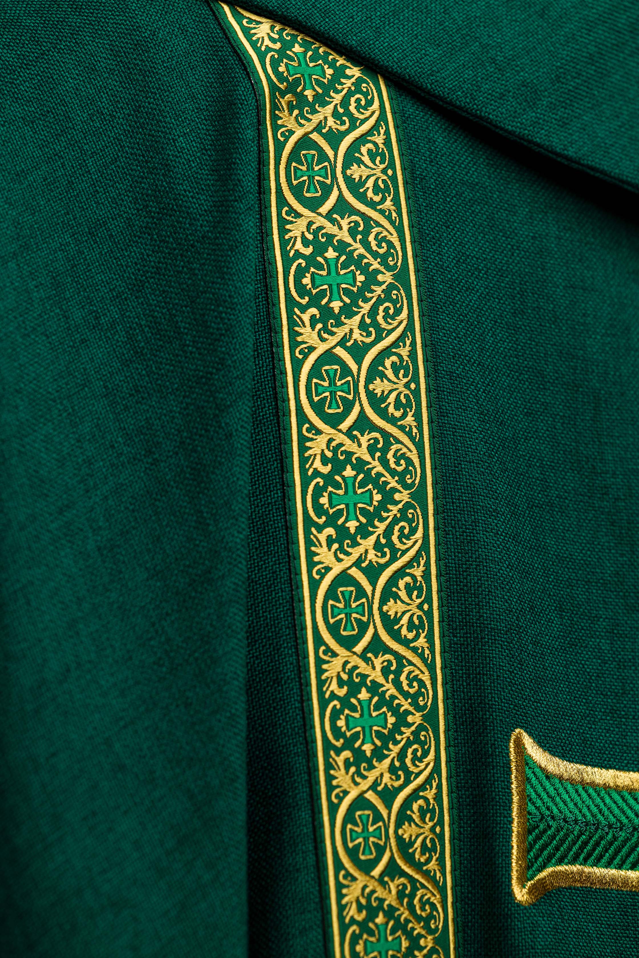Ornat liturgiczny zielony z haftowanym krzyżem i taśmami żakardowymi - ORNATY.PL