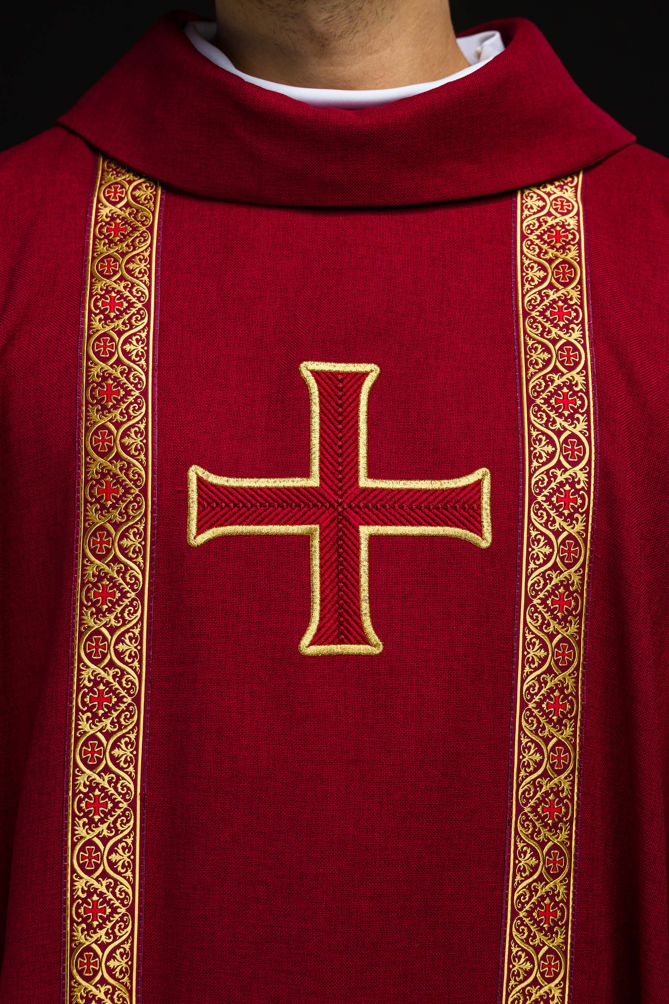 Ornat liturgiczny czerwony z haftowanym krzyżem i taśmami żakardowymi