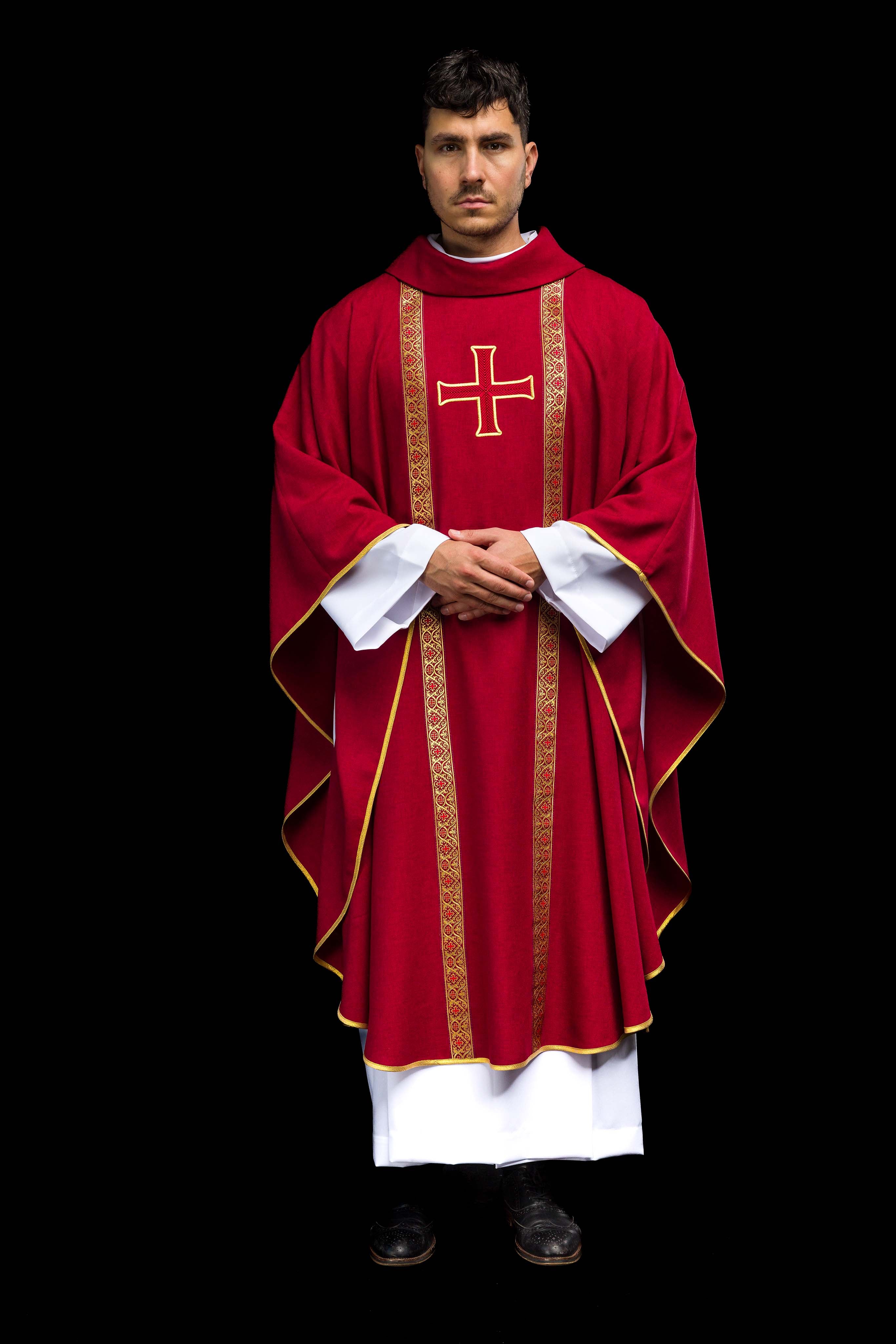 Ornat liturgiczny czerwony z haftowanym krzyżem i taśmami żakardowymi