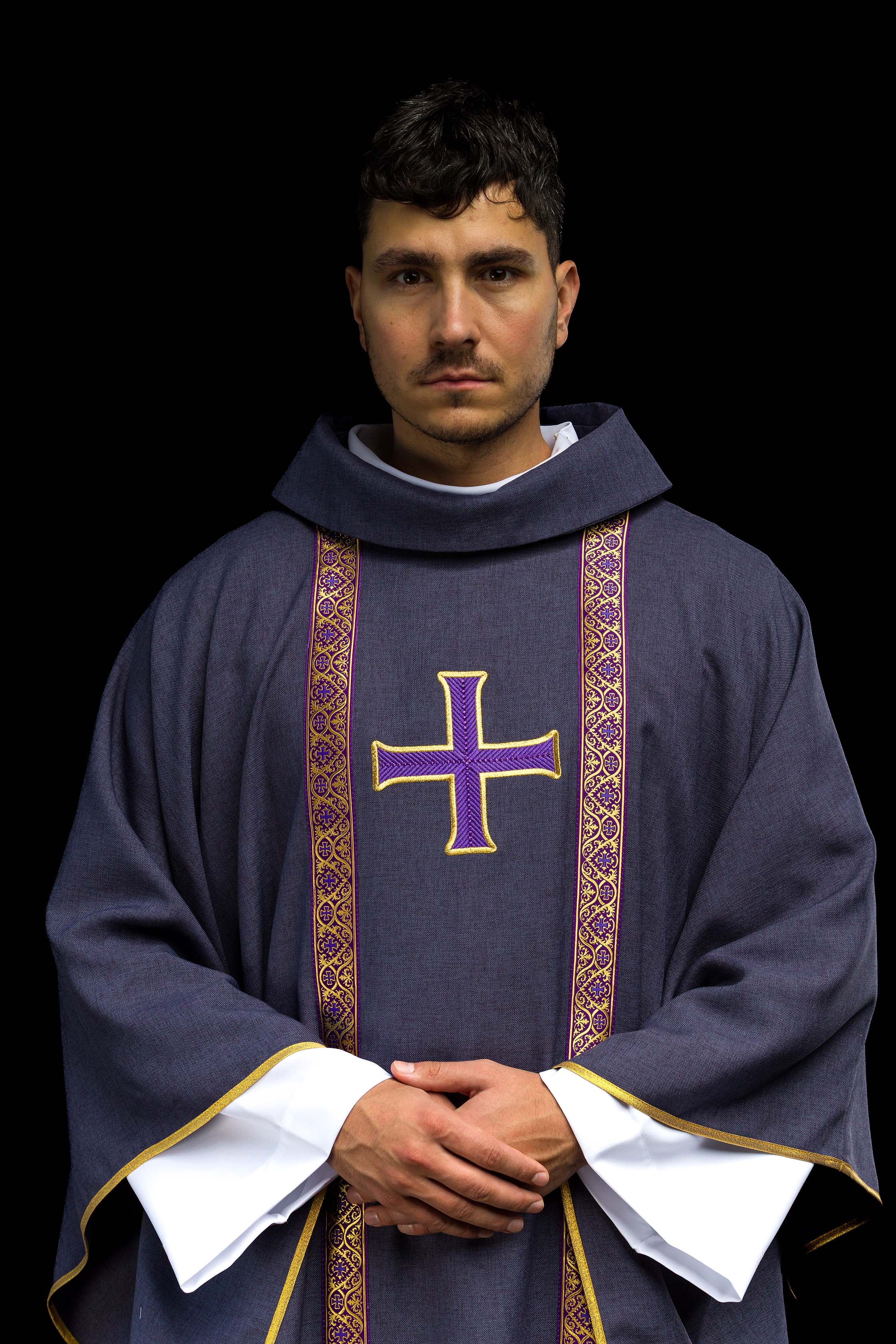 Ornat liturgiczny fioletowy z haftowanym krzyżem i taśmami żakardowymi - ORNATY.PL