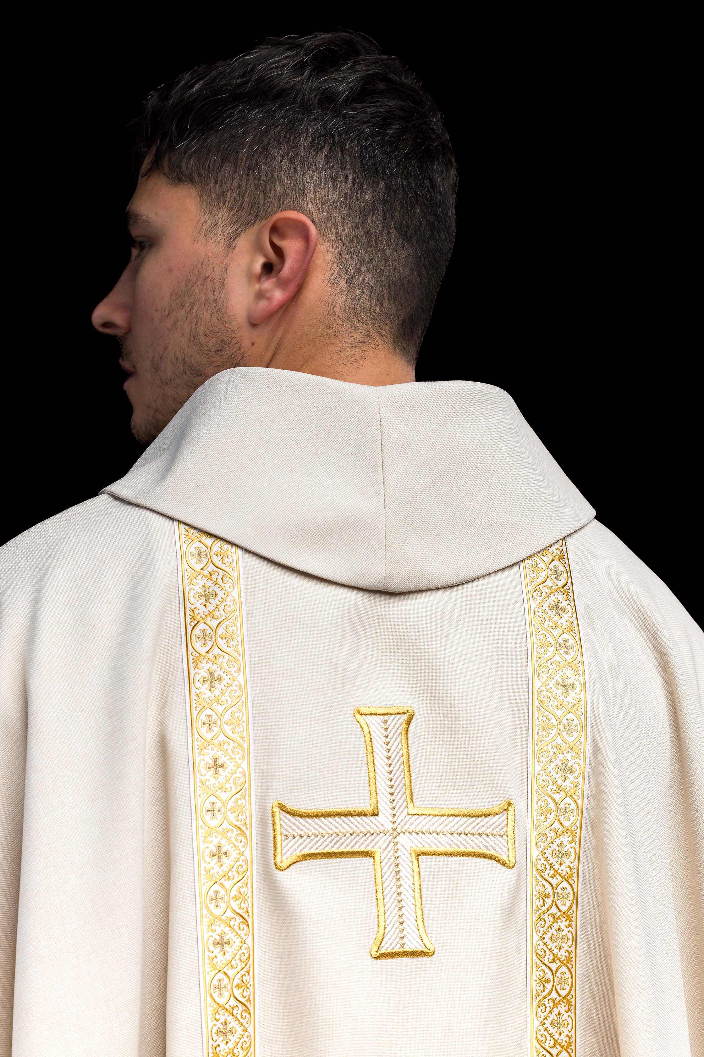 Ornat liturgiczny ecru z haftowanym krzyżem i taśmami żakardowymi - ORNATY.PL