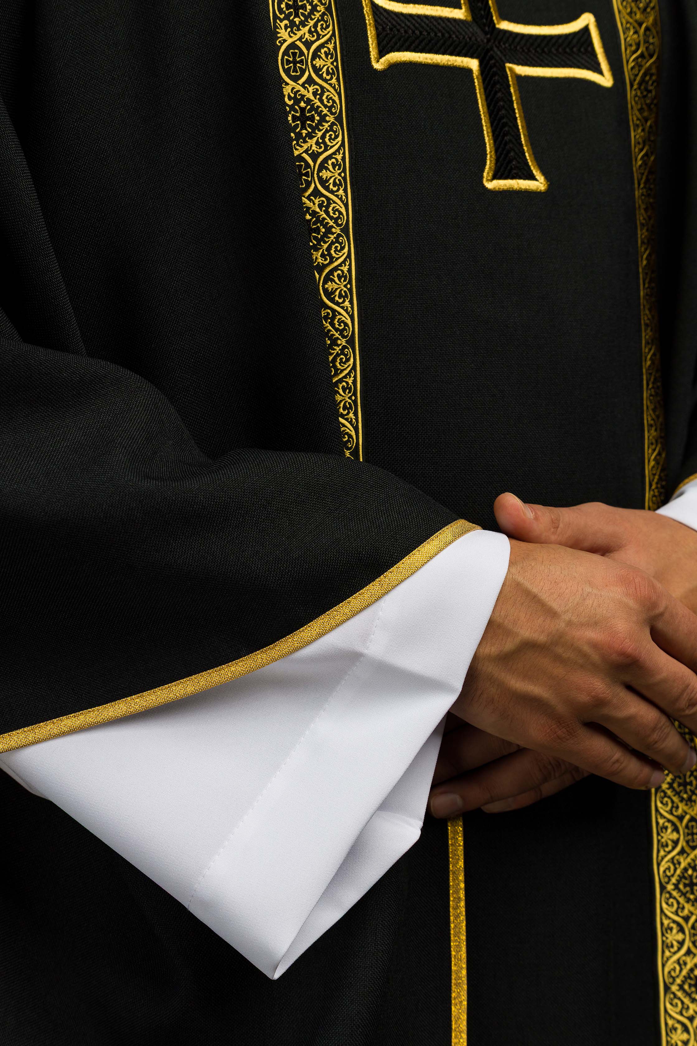 Ornat liturgiczny czarny z haftowanym krzyżem i taśmami żakardowymi