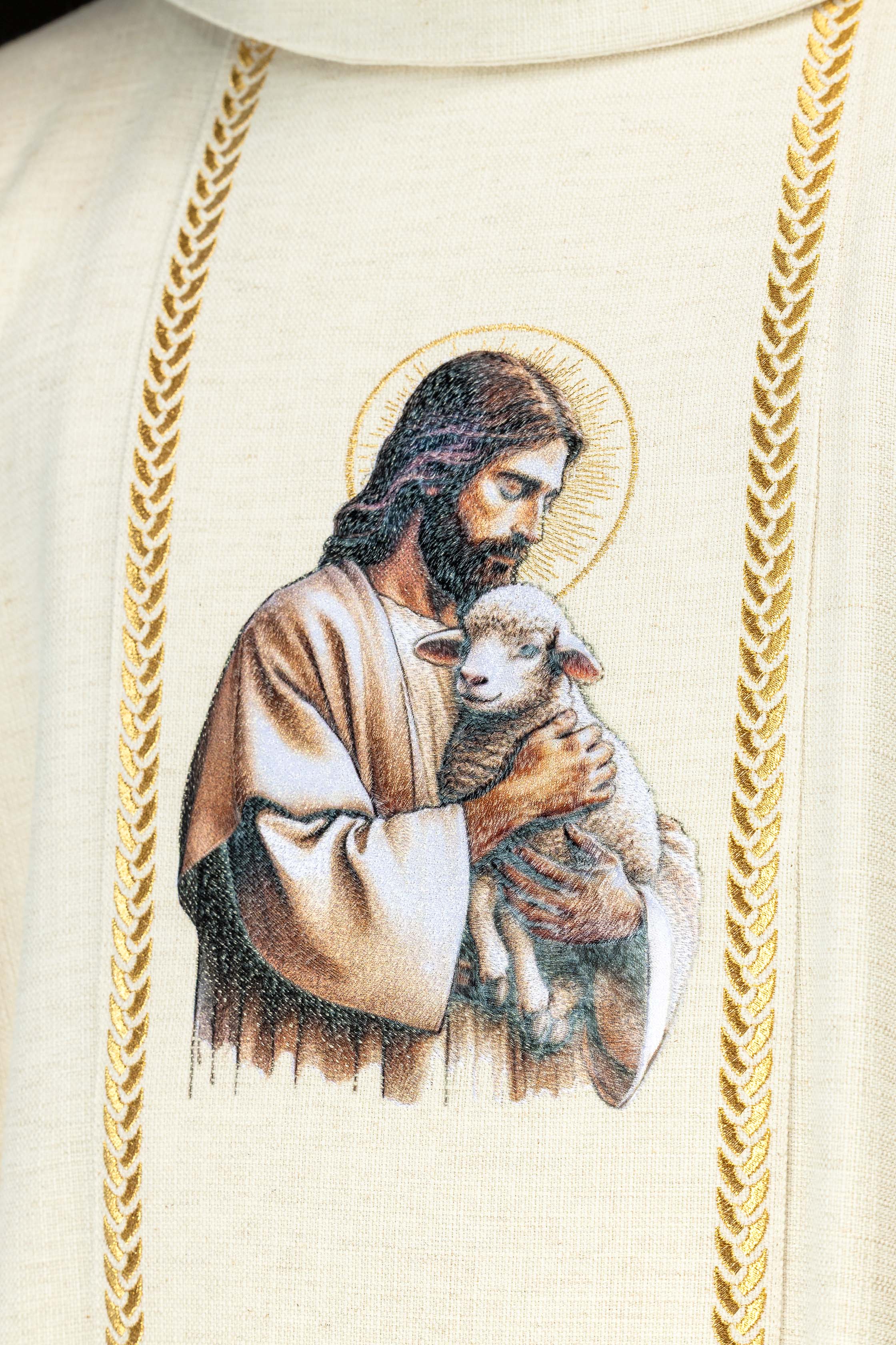 Ornat haftowany z pasem i wizerunkiem Jezusa Dobrego Pasterza z Barankiem ecru - ORNATY.PL