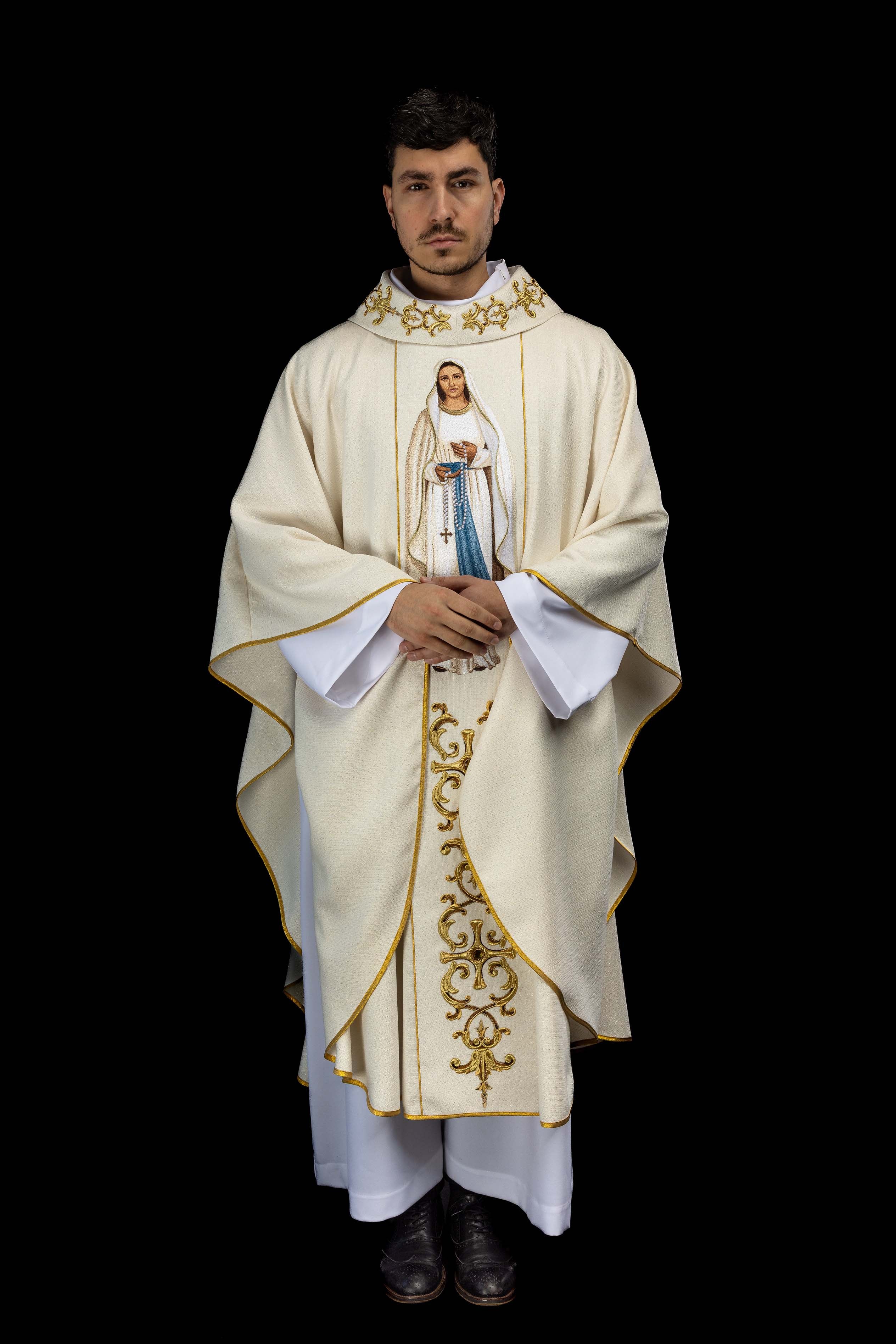 Ornat bogato haftowany z wizerunkiem Matki Bożej Różańcowej