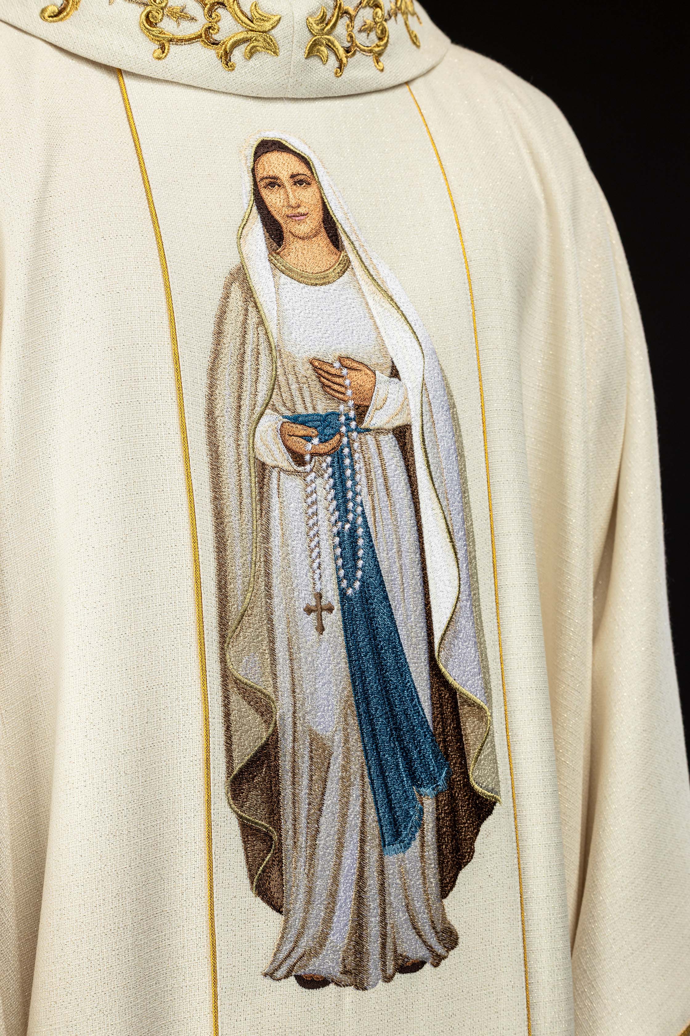 Ornat bogato haftowany z wizerunkiem Matki Bożej Różańcowej