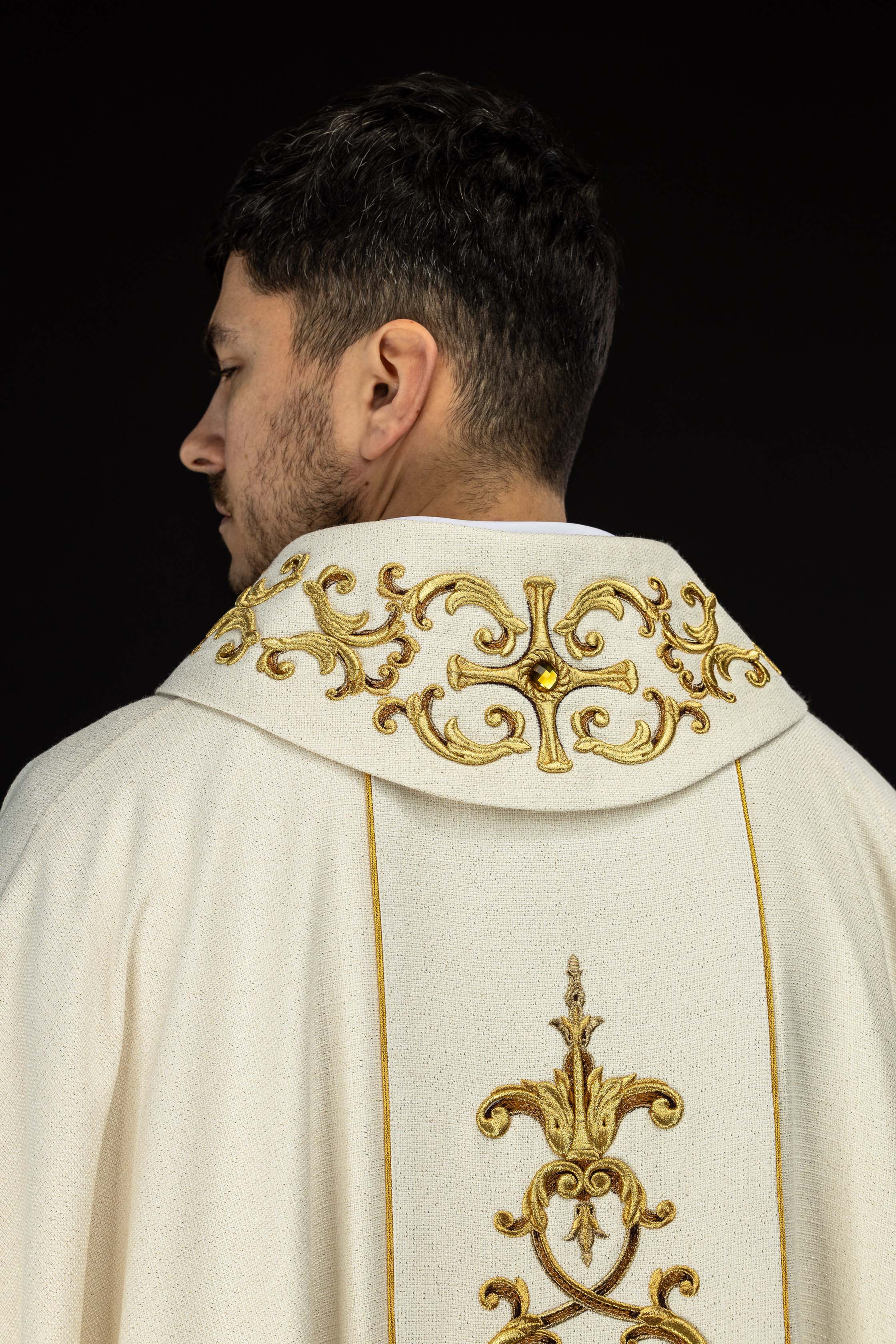 Ornat bogato haftowany z wizerunkiem Matki Bożej Różańcowej