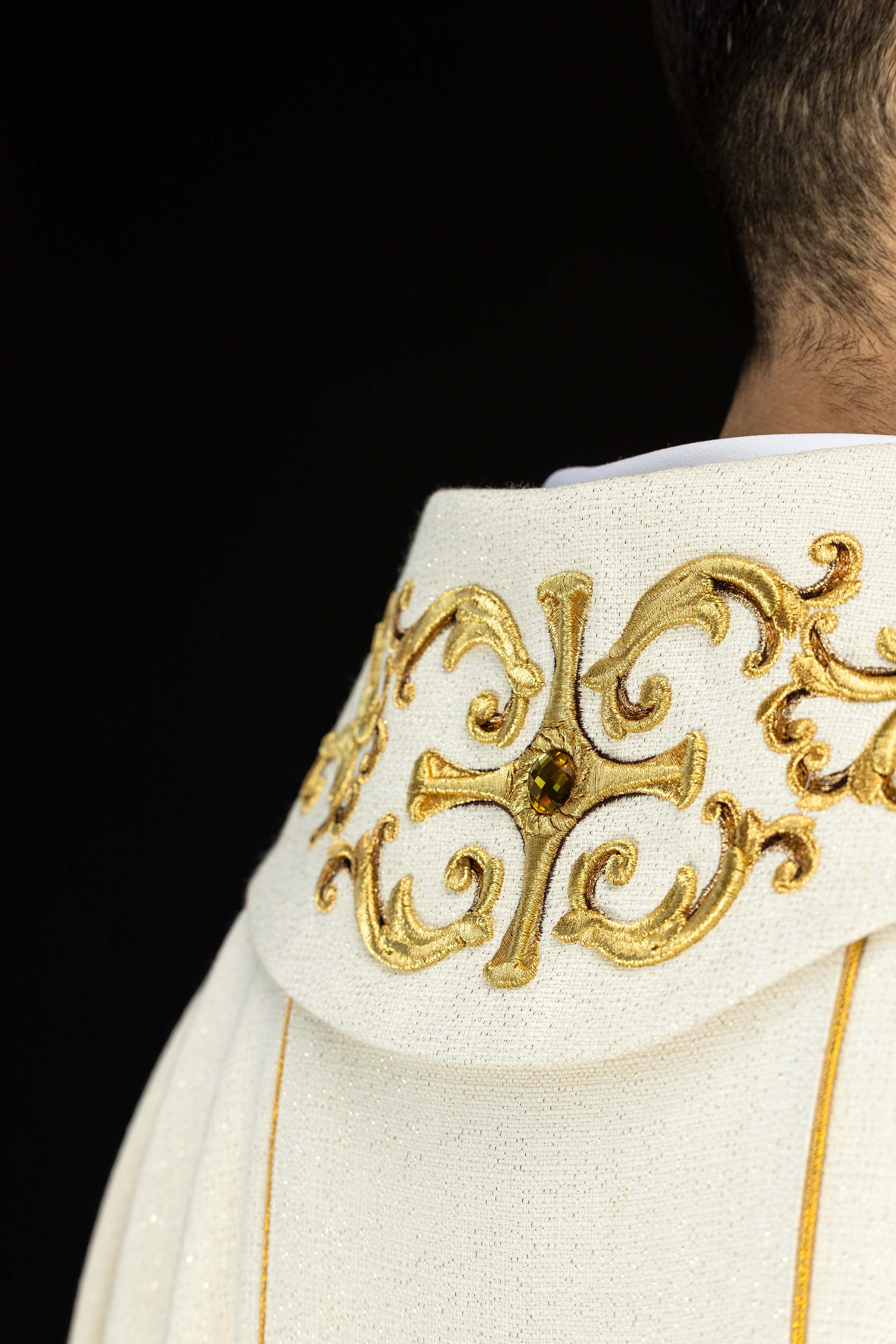 Ornat bogato haftowany z wizerunkiem Matki Bożej Różańcowej