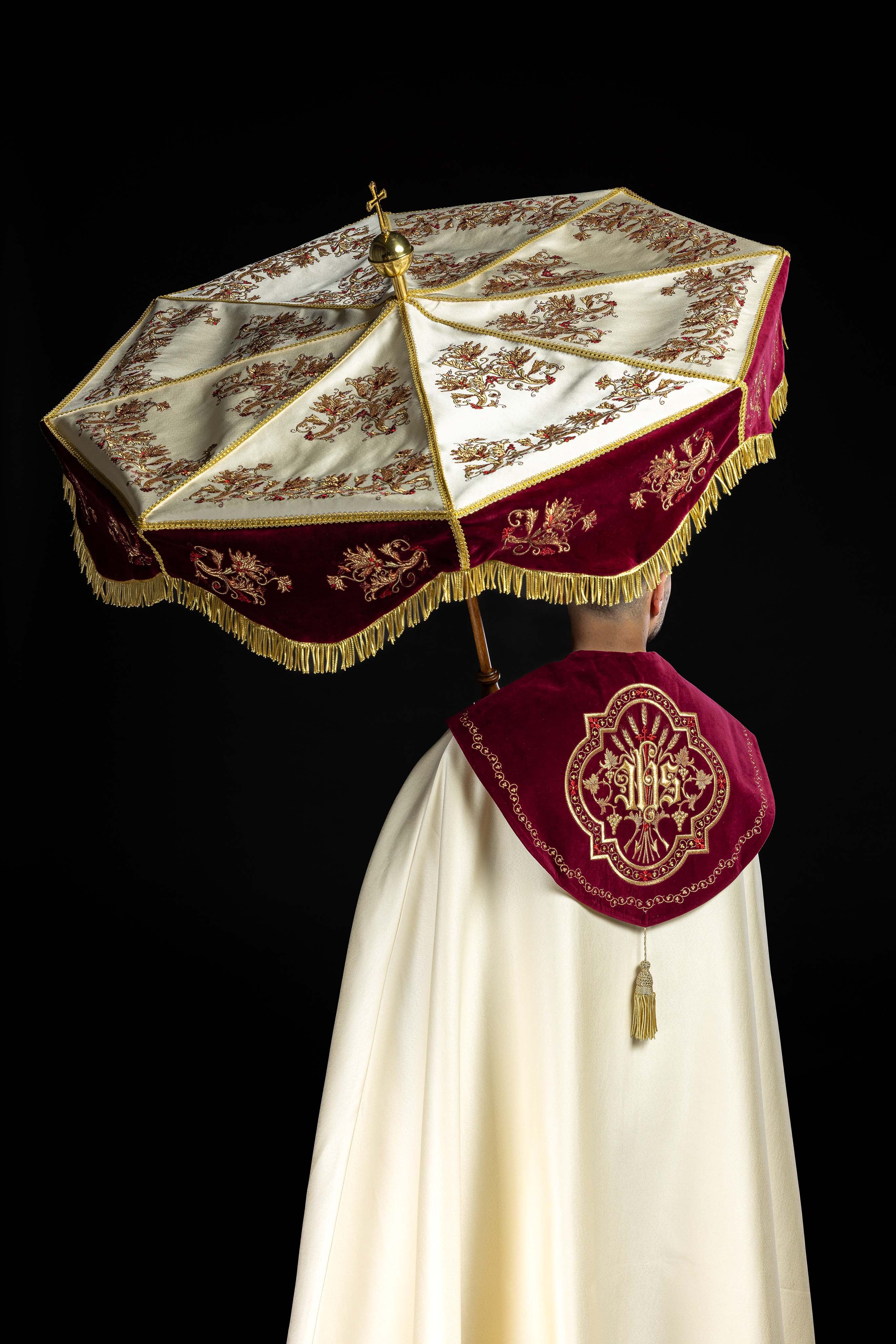Parasol procesyjny bordowo-ecru z haftem