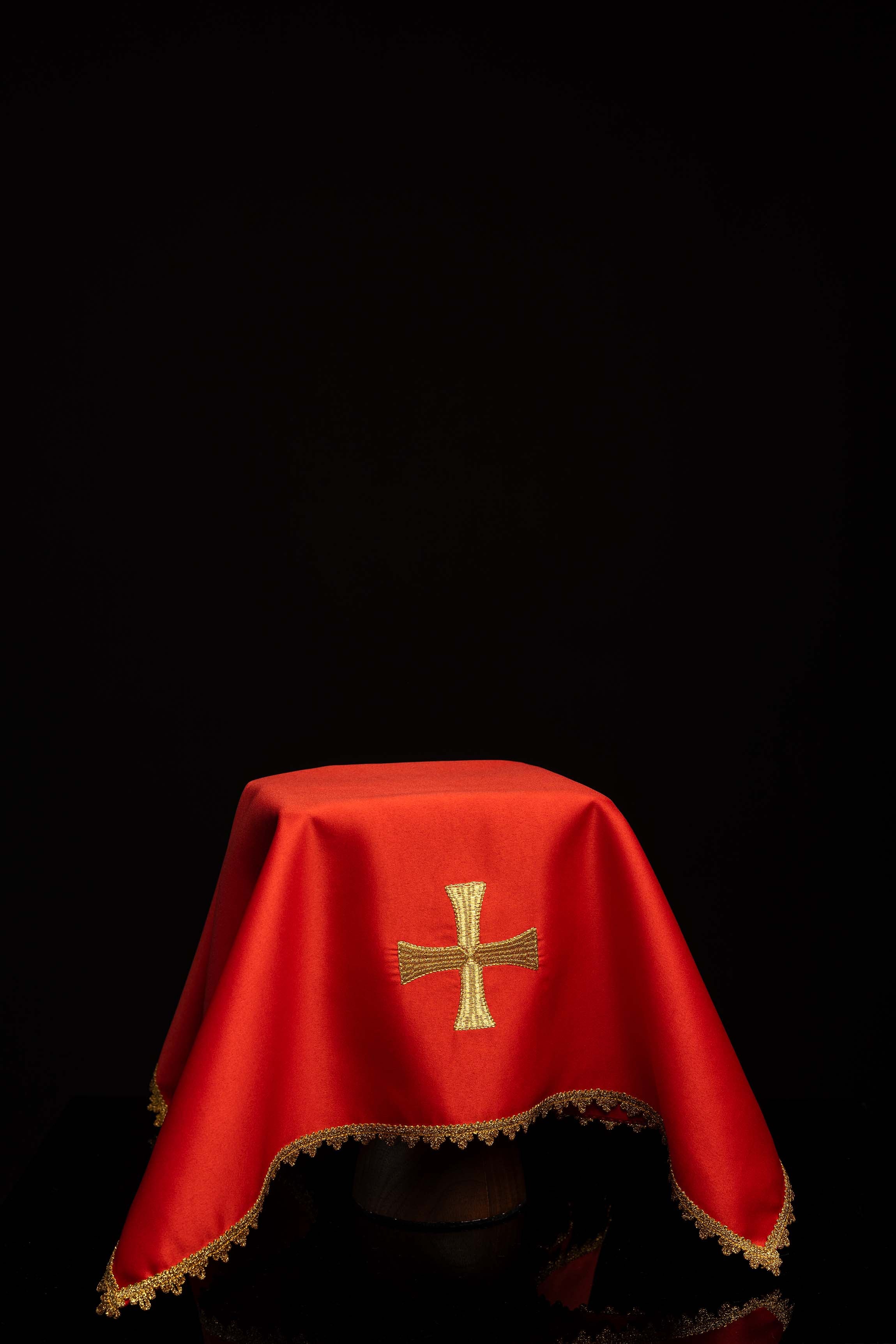 Zestaw czterech welonów na kielich z haftowanym złotym krzyżem