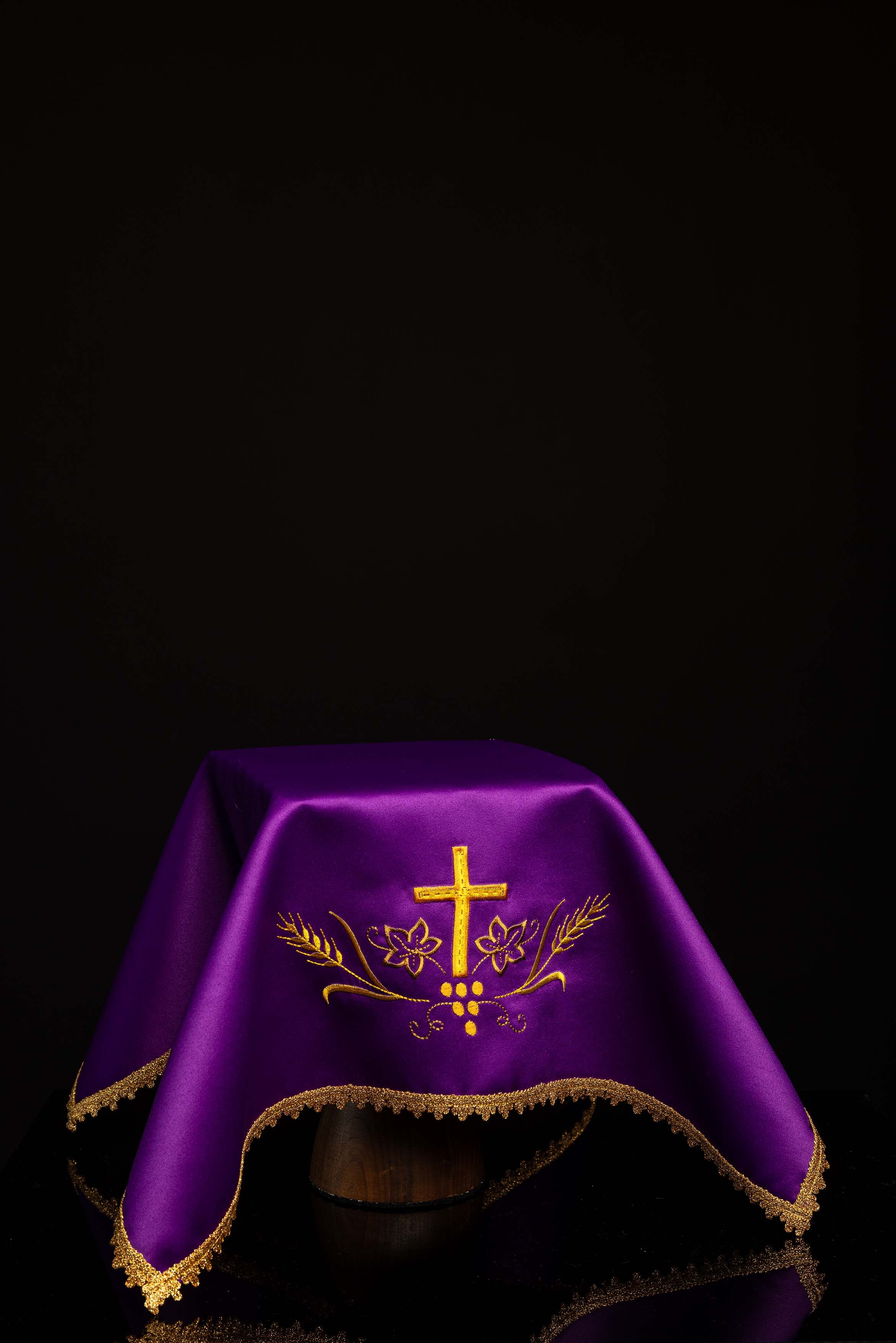 Zestaw czterech welonów na kielich z haftowanym motywem eucharystycznym