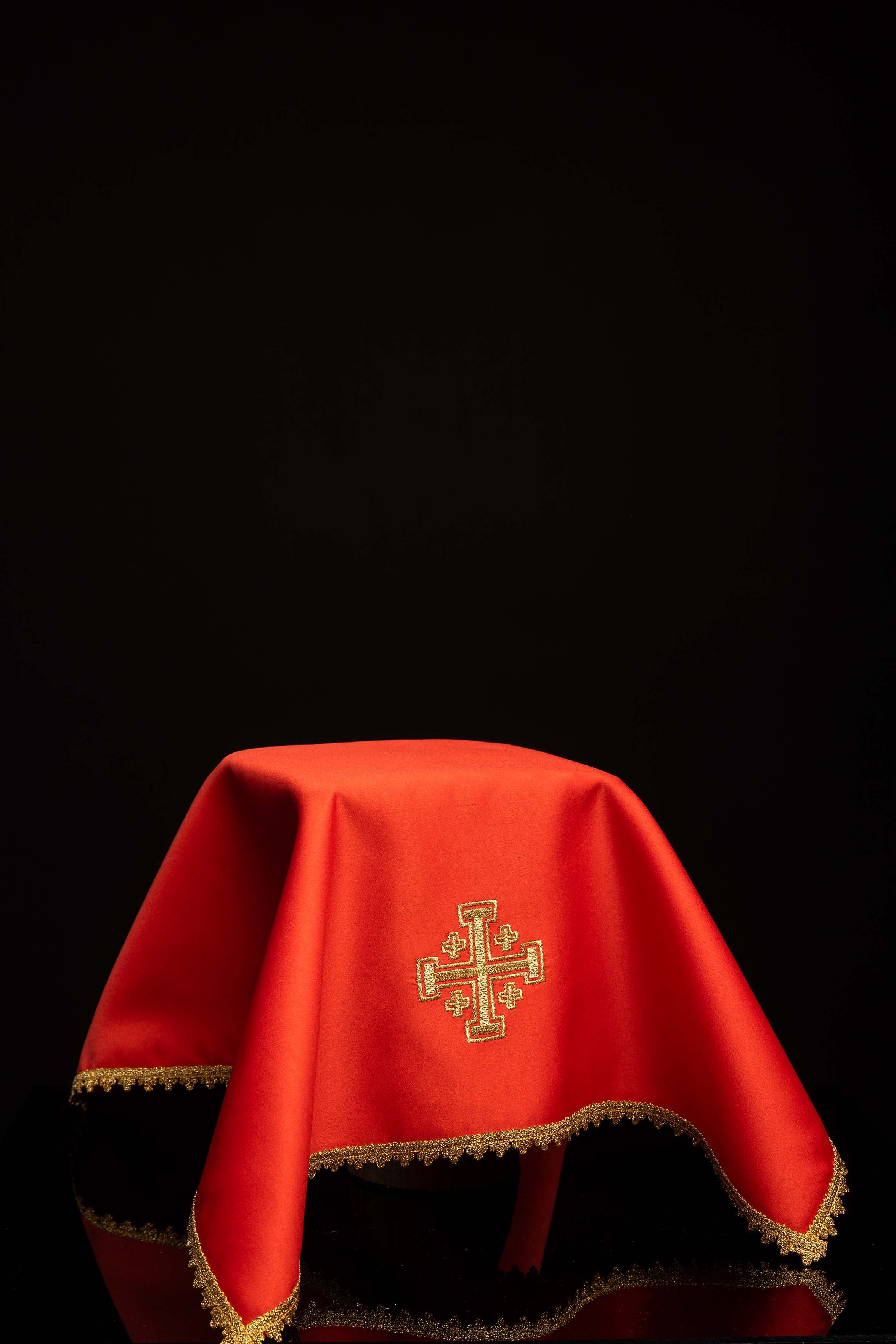 Zestaw czterech welonów na kielich z haftem Krzyża Jerozolimskiego