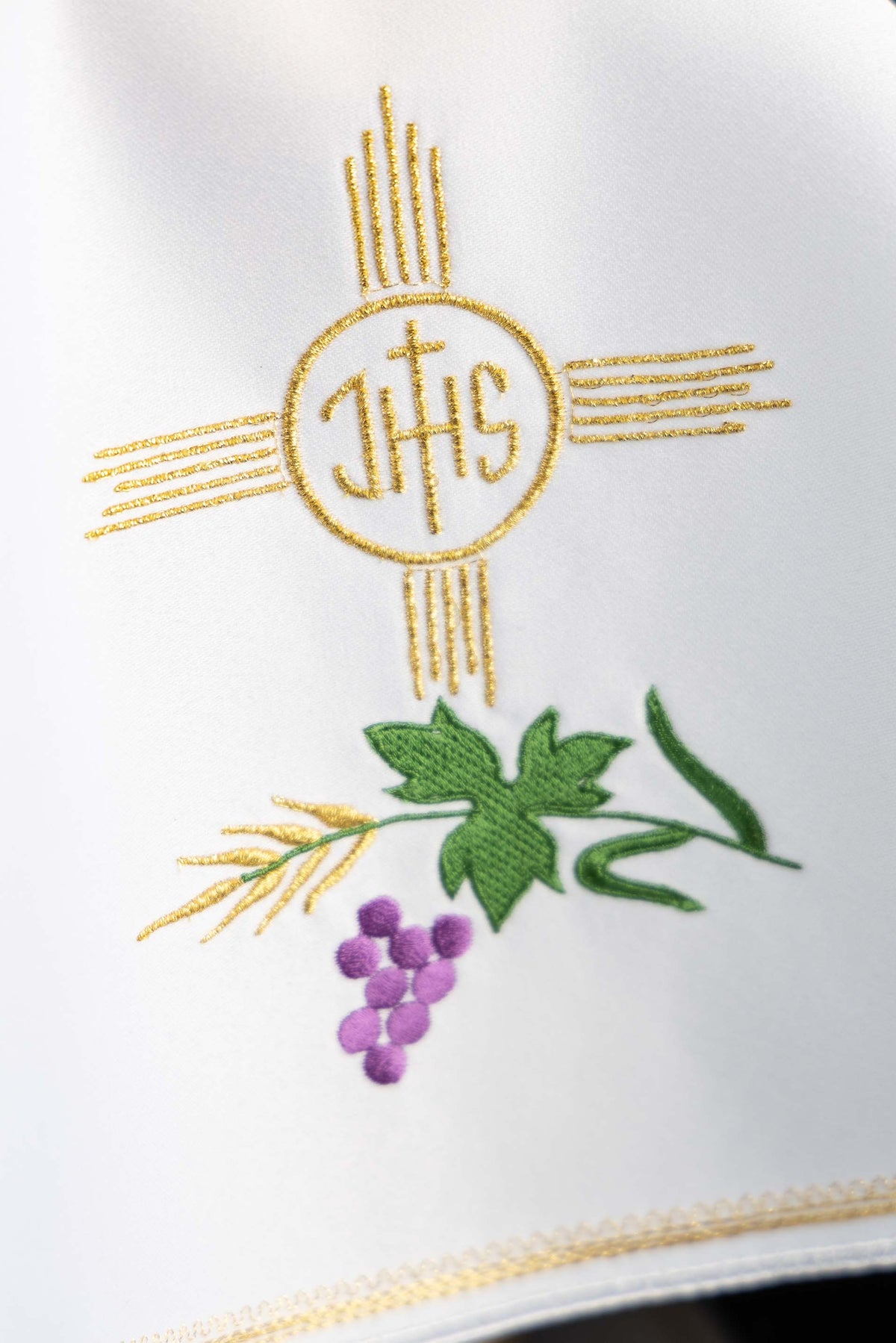 Okrągły welon na puszkę z haftem IHS i motywem eucharystycznym