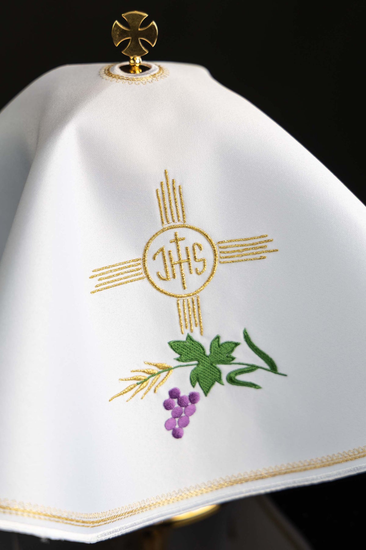 Okrągły welon na puszkę z haftem IHS i motywem eucharystycznym