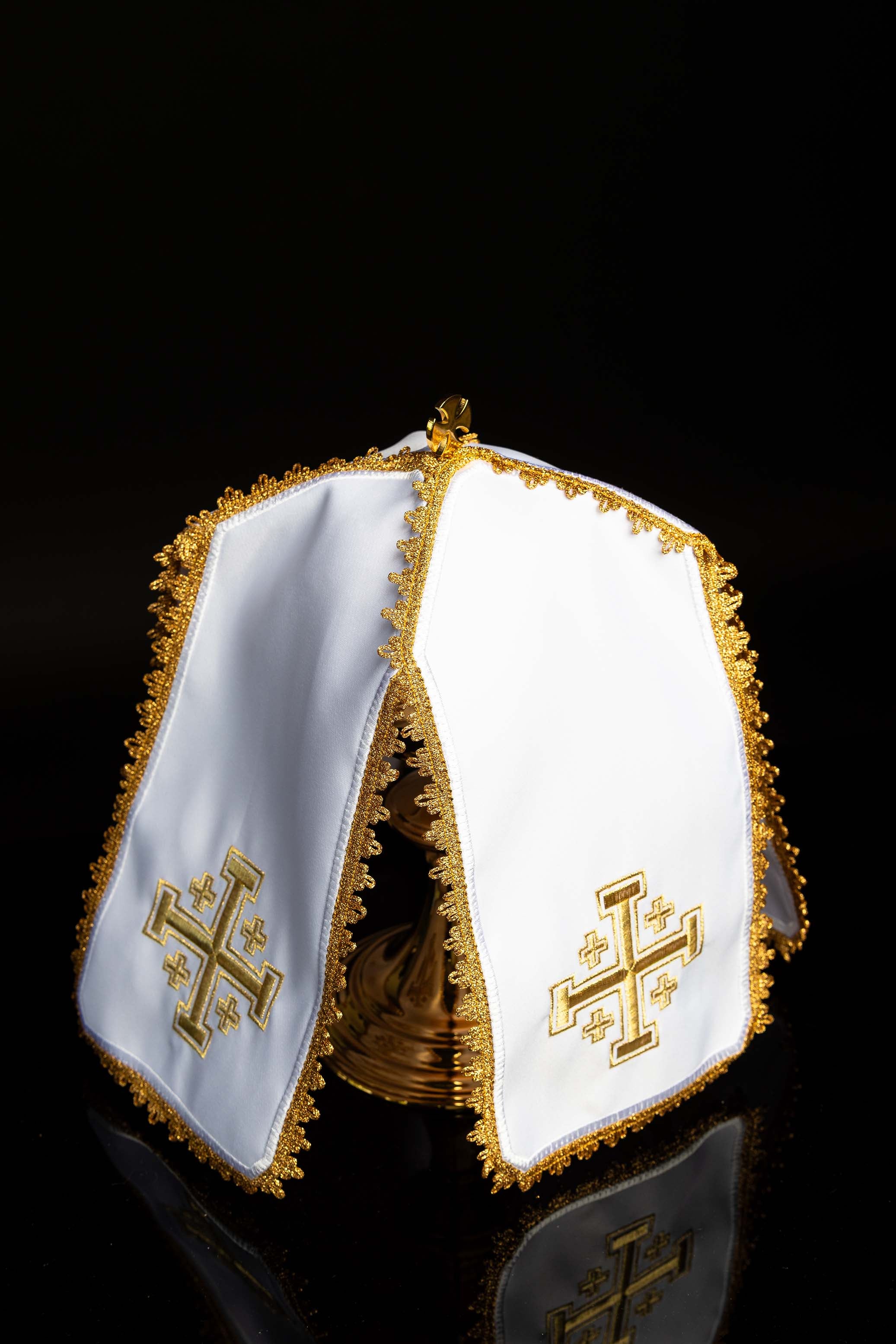 Welon na puszkę z złotym haftem