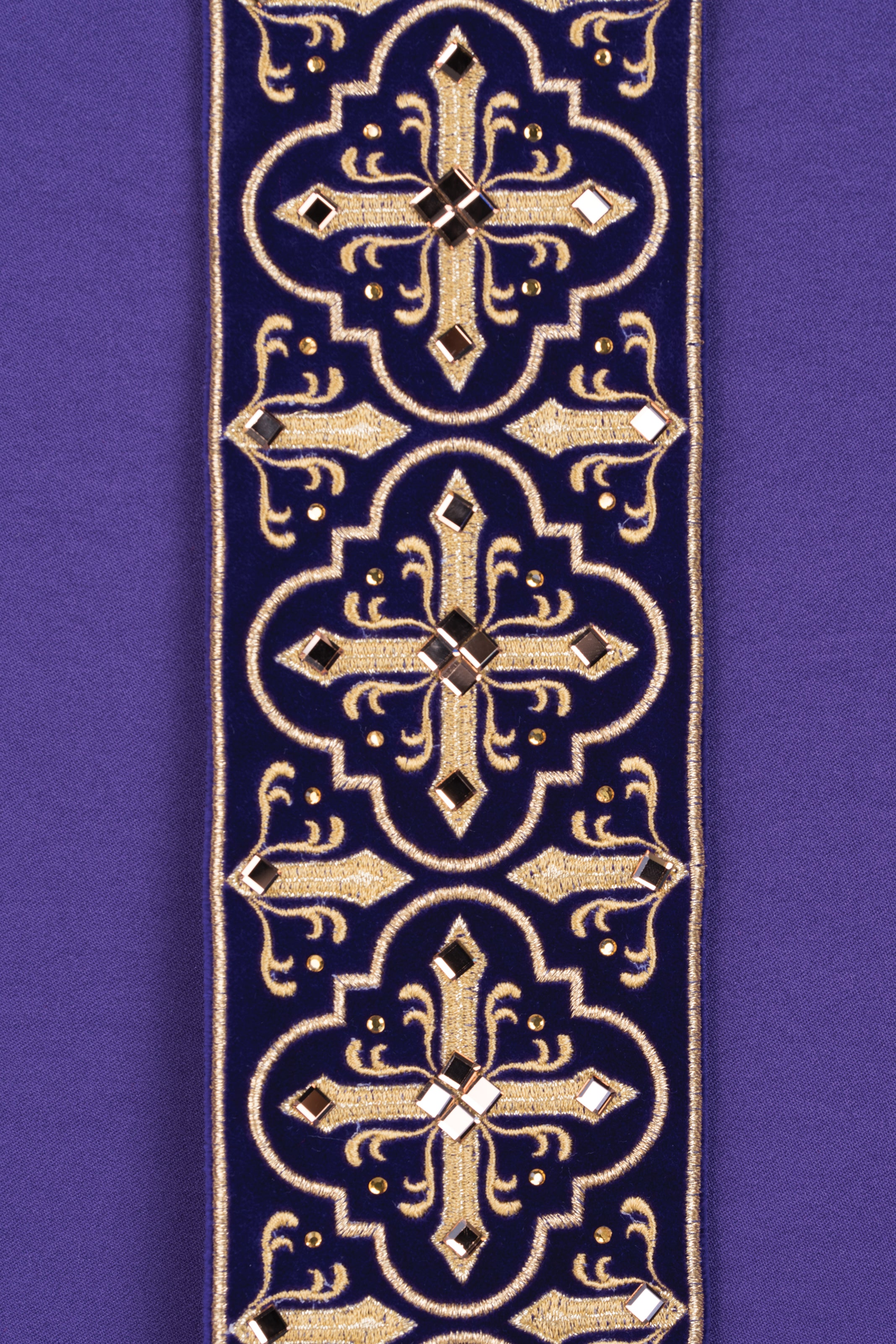 Fioletowy ornat zdobiony pięćset kamieni dekoracyjnych