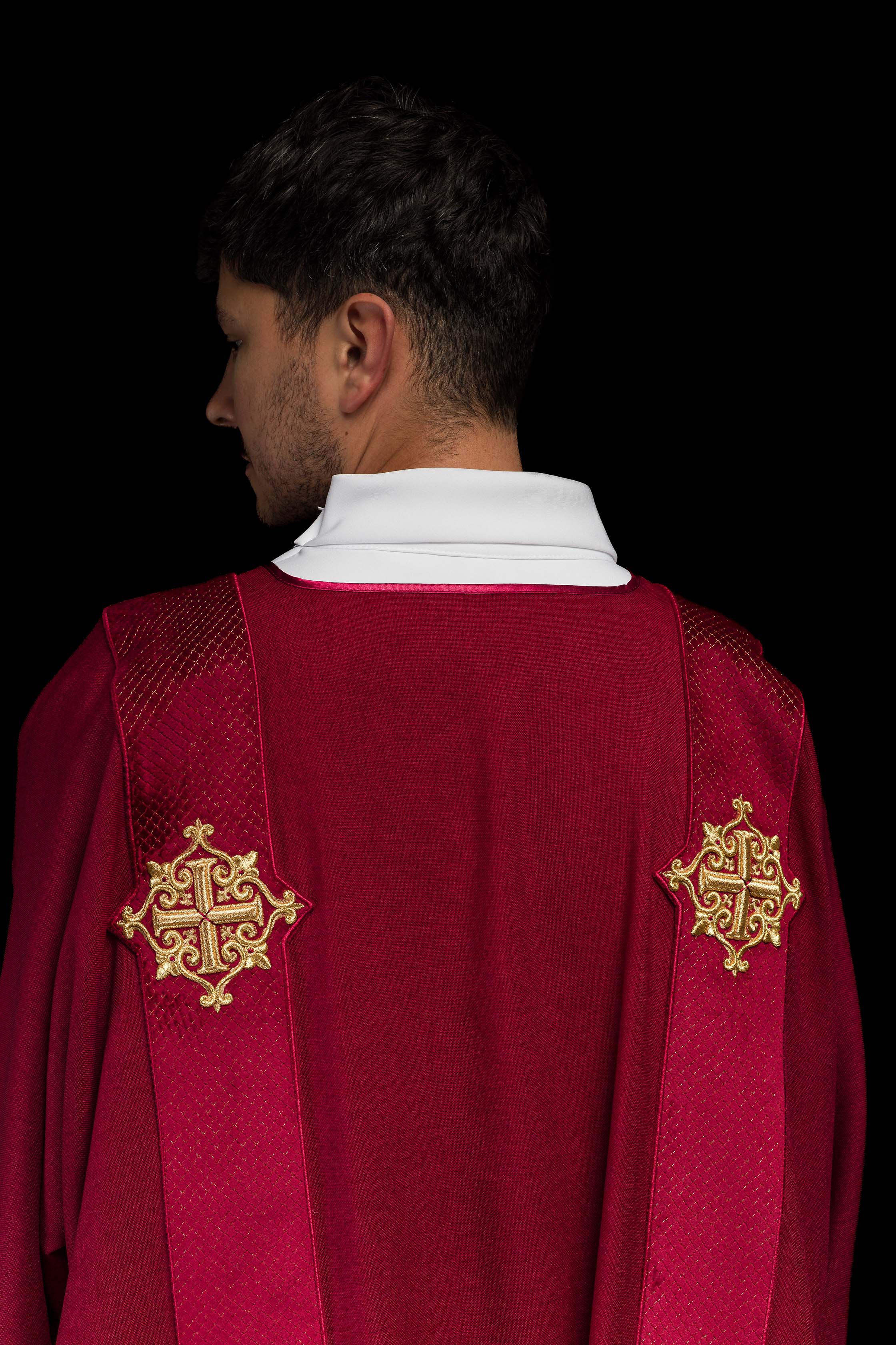 Dalmatyka z pasami na aksamicie z symbolami Krzyża Czerwona - ORNATY.PL