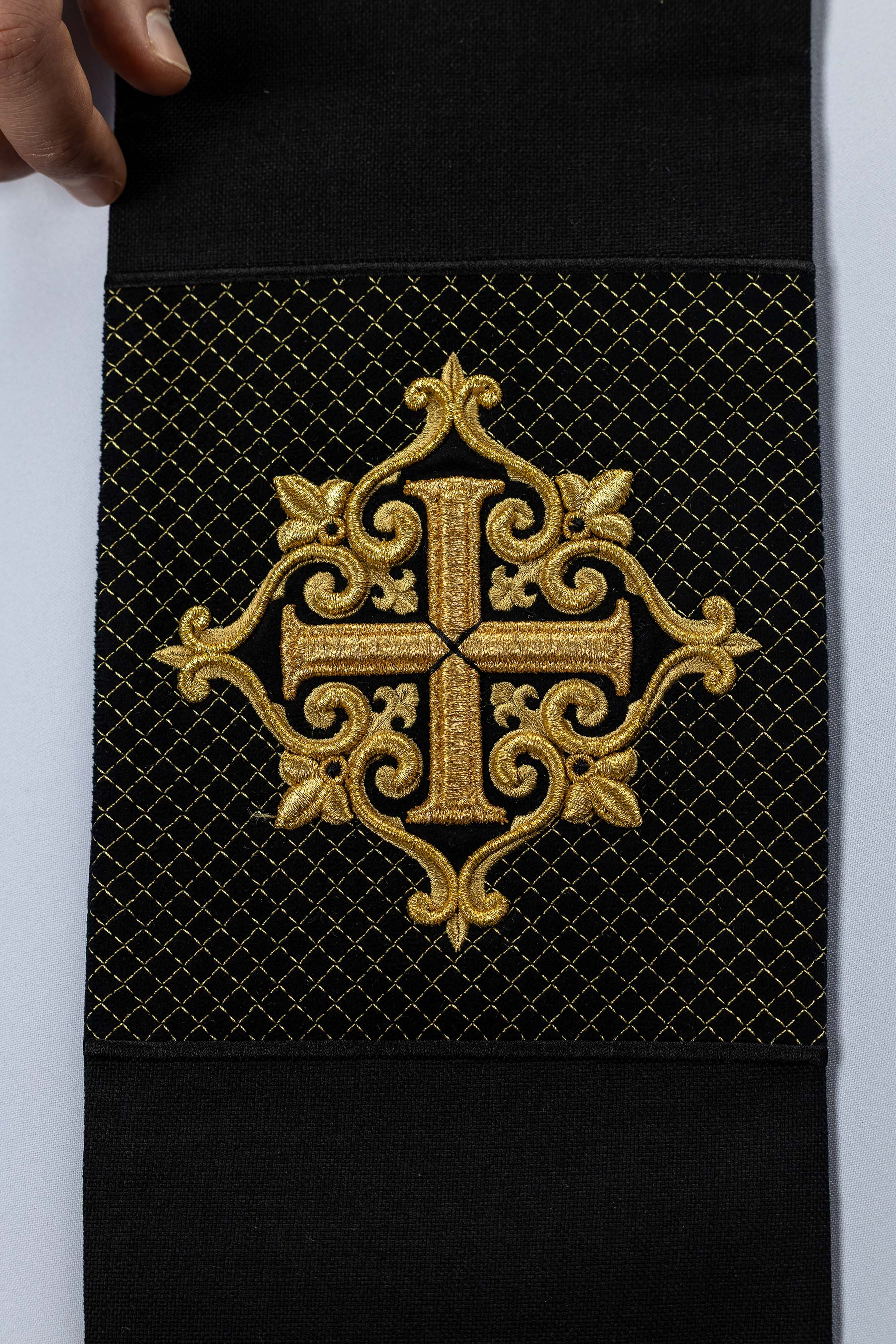 Stuła haftowana z symbolem krzyża aksamit czarna - ORNATY.PL