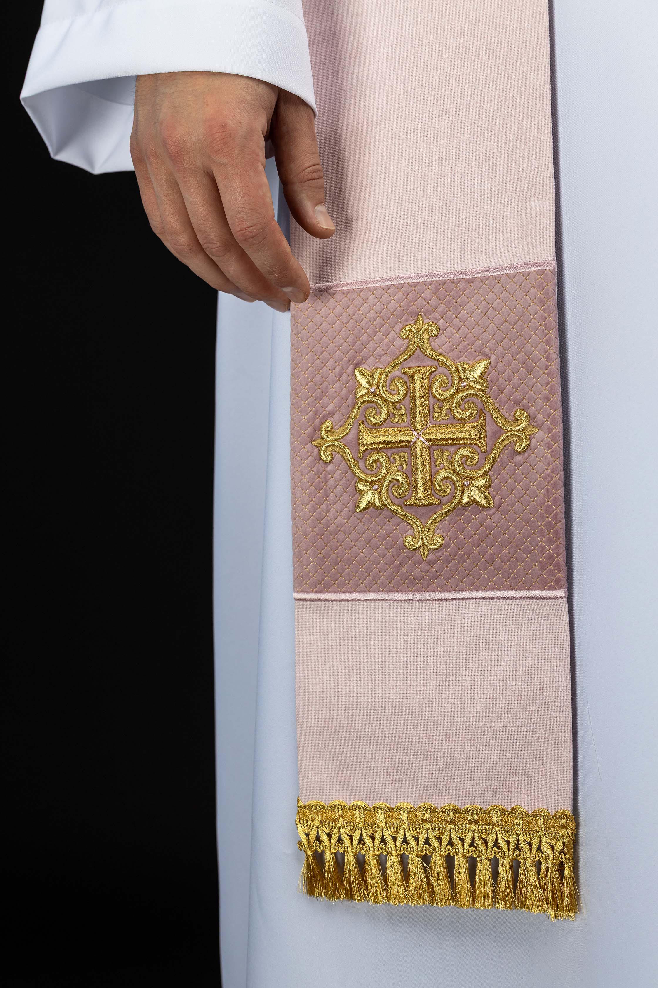 Stuła haftowana z symbolem krzyża aksamit różowa - ORNATY.PL