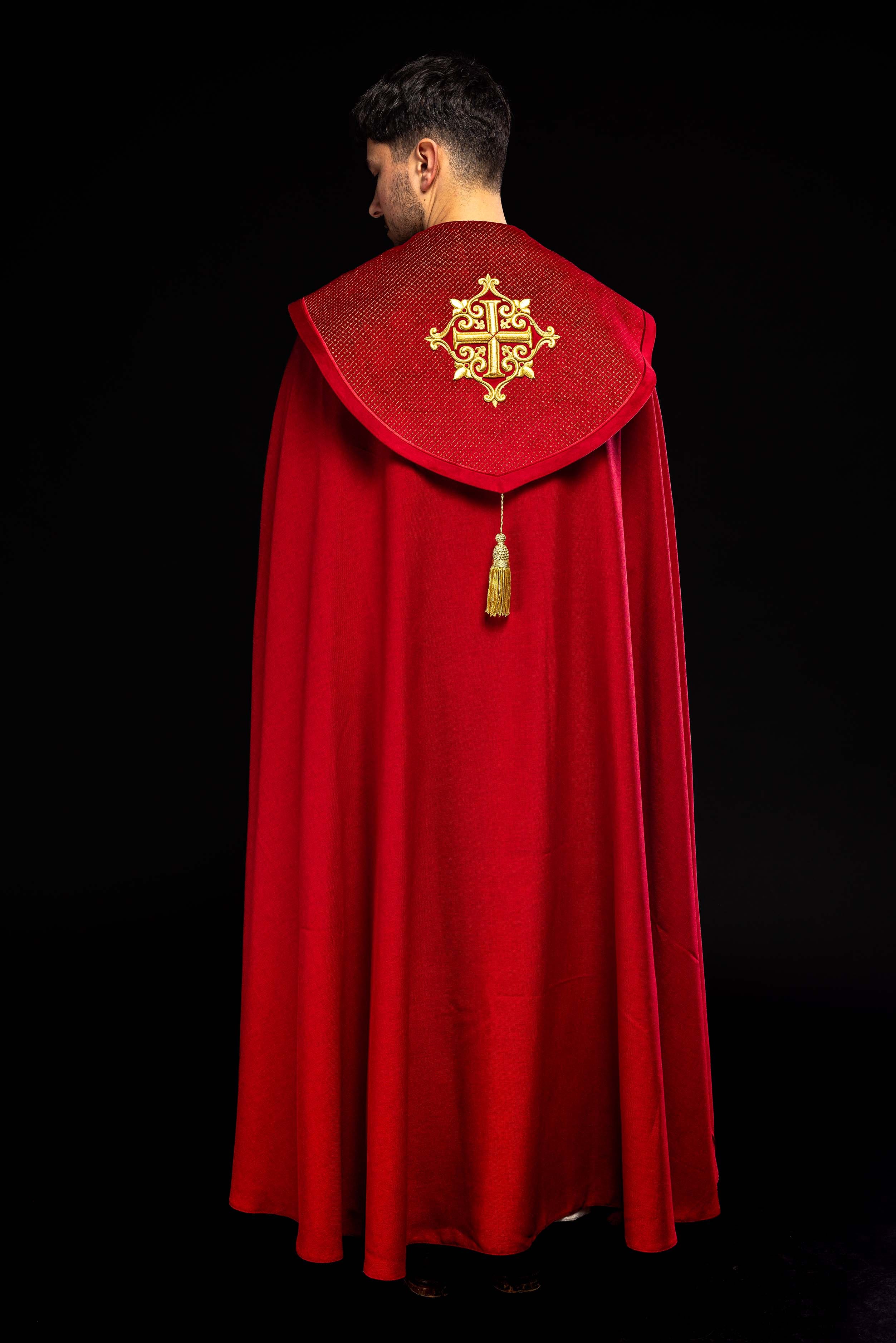 Kapa liturgiczna z aksamitnym czerwonym pasem i haftem krzyży - ORNATY.PL