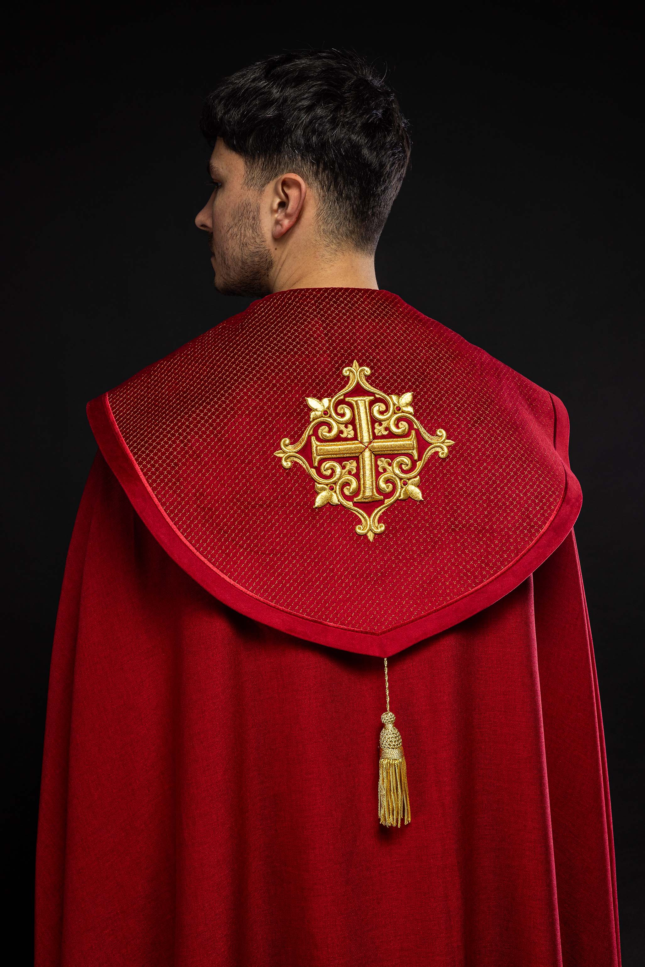 Kapa liturgiczna z aksamitnym czerwonym pasem i haftem krzyży - ORNATY.PL