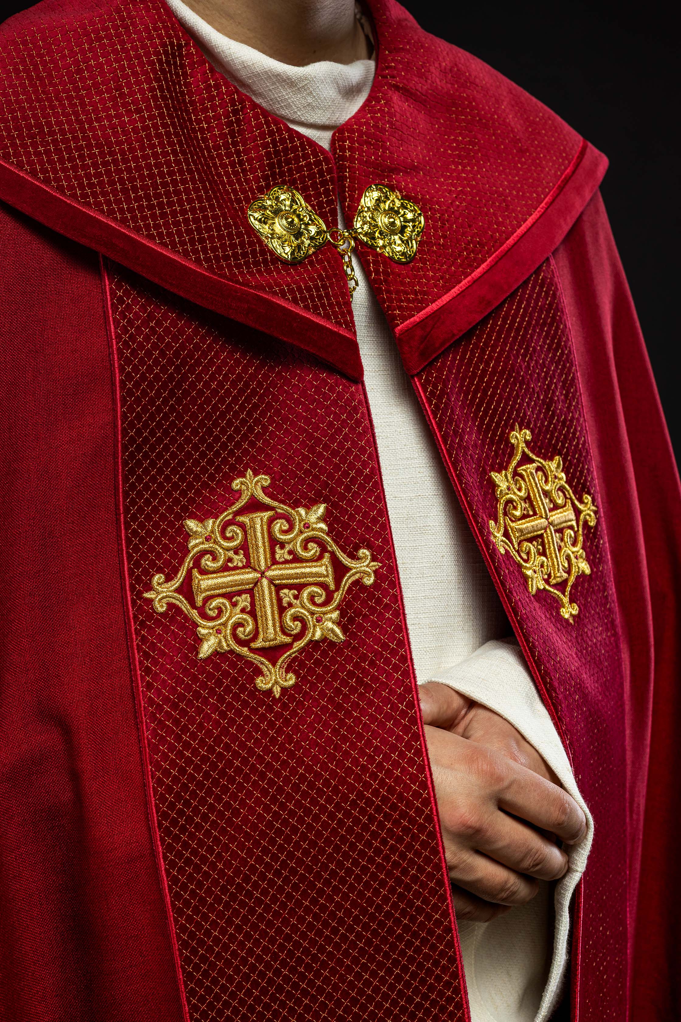 Kapa liturgiczna z aksamitnym czerwonym pasem i haftem krzyży - ORNATY.PL