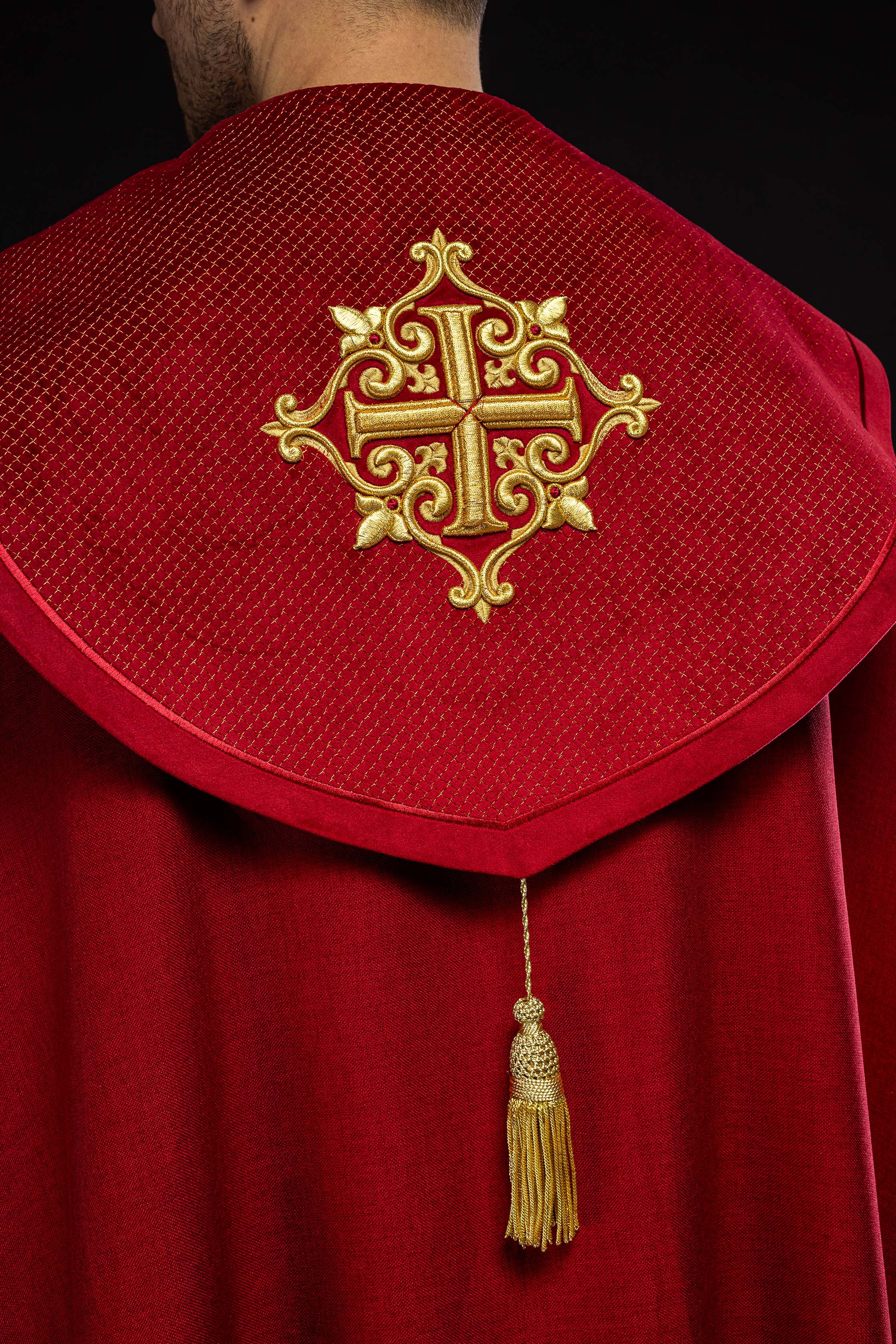 Kapa liturgiczna z aksamitnym czerwonym pasem i haftem krzyży - ORNATY.PL