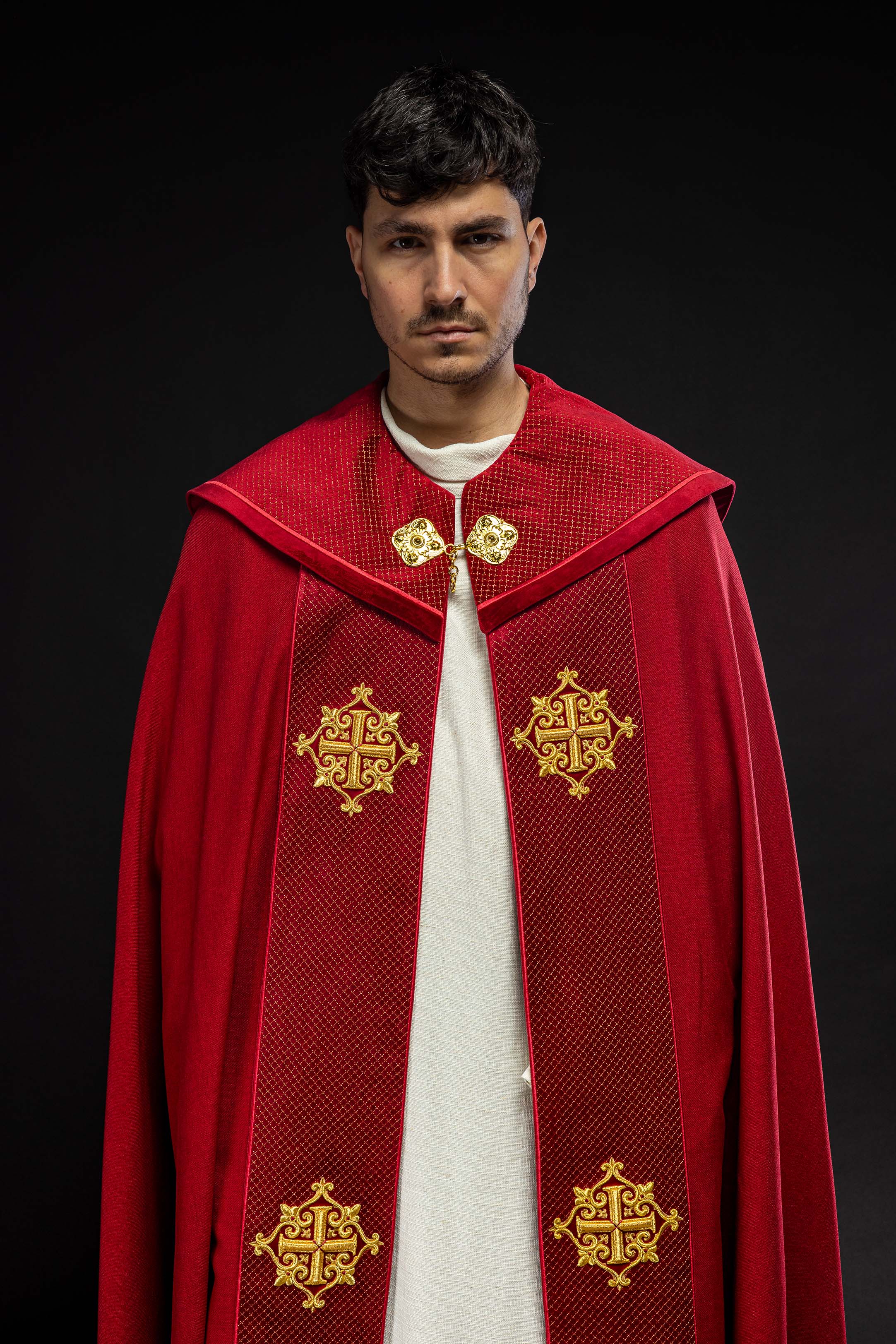 Kapa liturgiczna z aksamitnym czerwonym pasem i haftem krzyży - ORNATY.PL