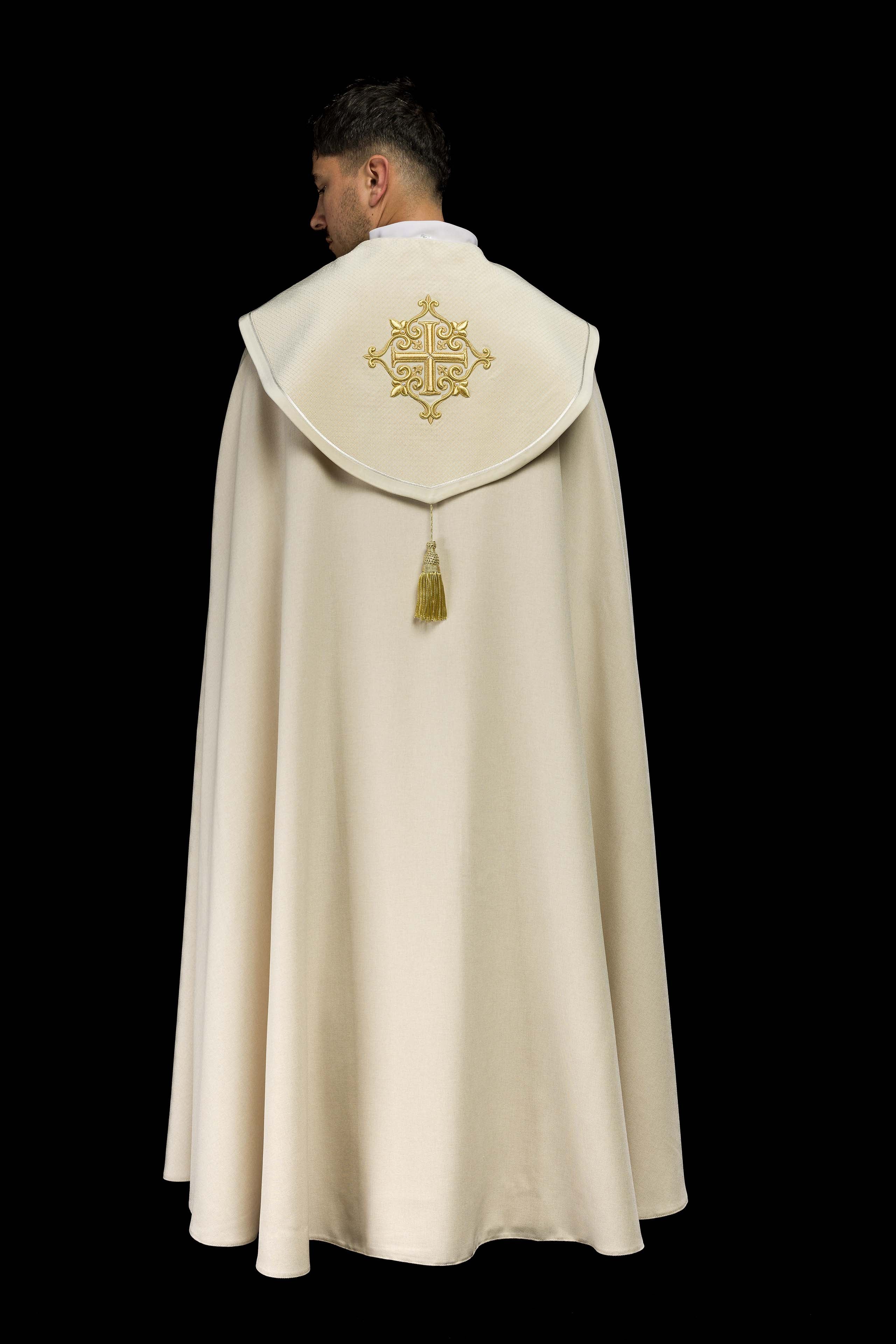Kapa liturgiczna z aksamitnym ecru pasem i haftem krzyży