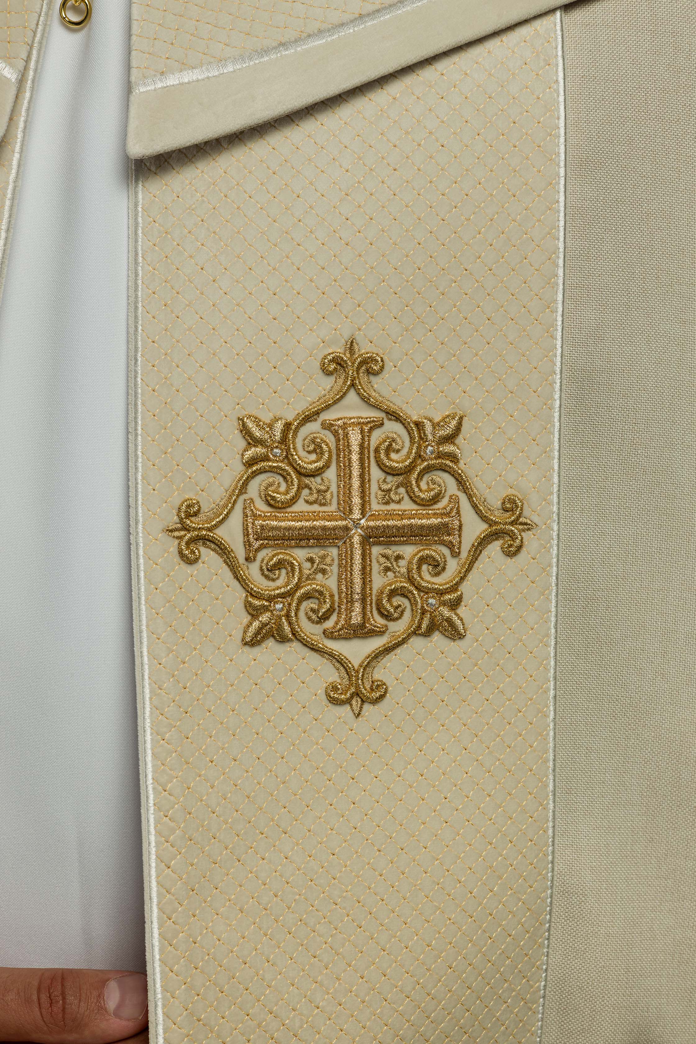 Kapa liturgiczna z aksamitnym ecru pasem i haftem krzyży - ORNATY.PL