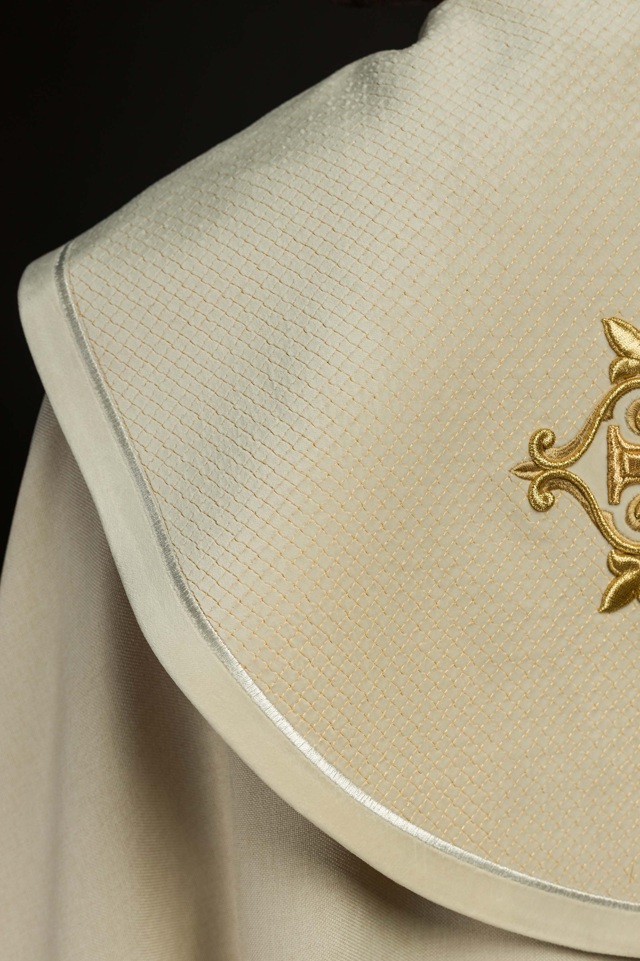 Kapa liturgiczna z aksamitnym ecru pasem i haftem krzyży