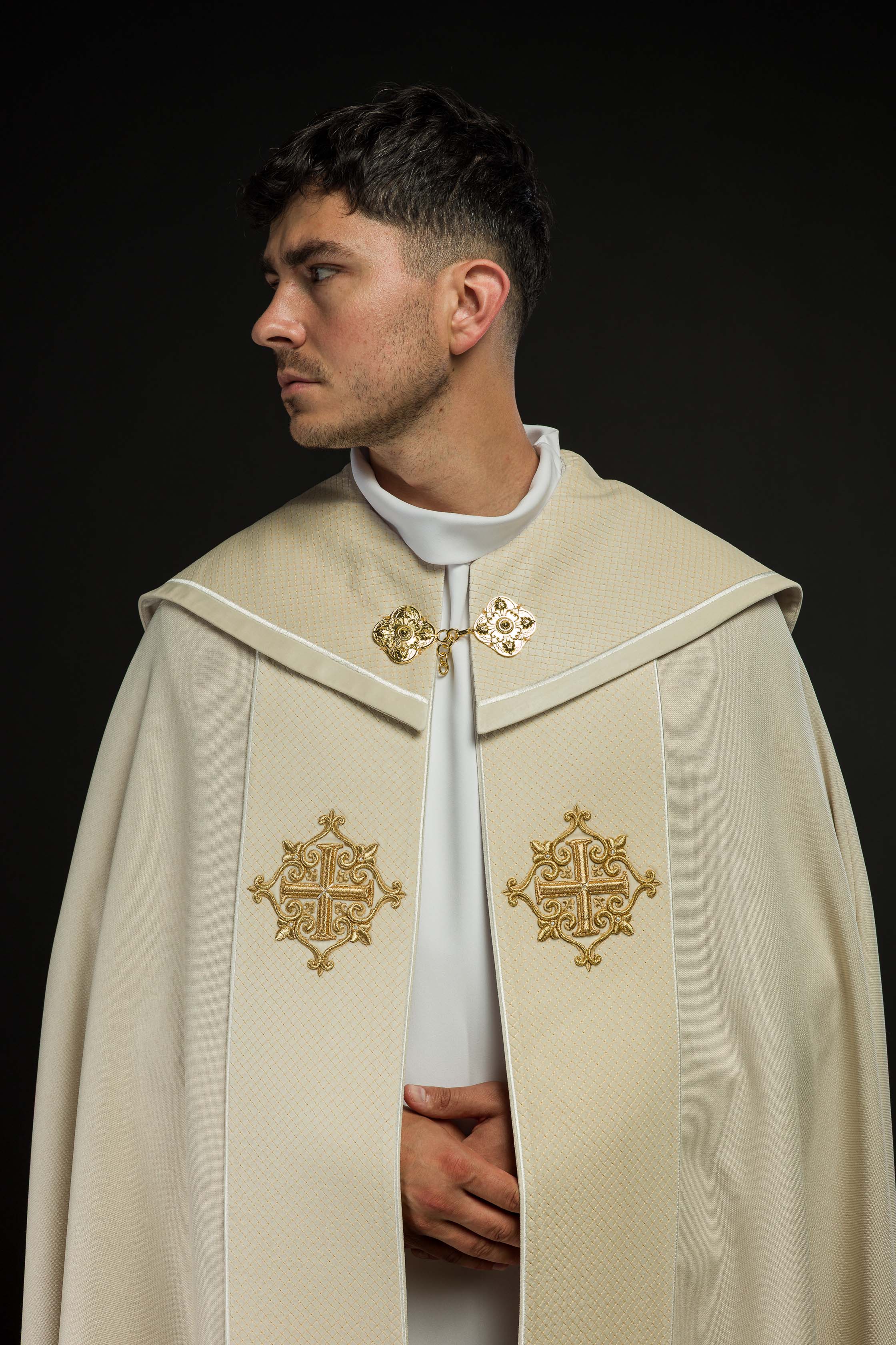 Kapa liturgiczna z aksamitnym ecru pasem i haftem krzyży