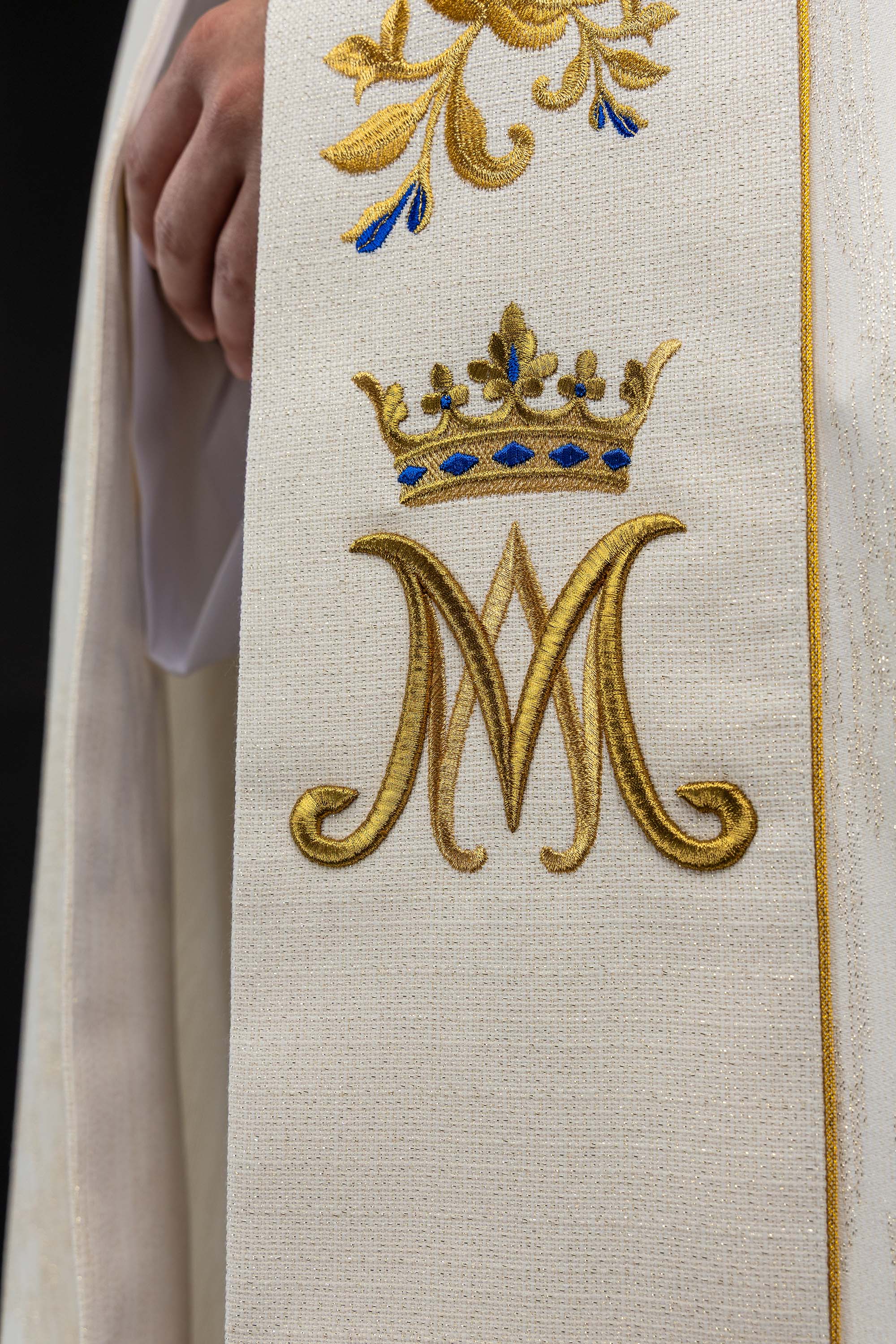 Kapa haftowana z symbolem maryjnym ecru