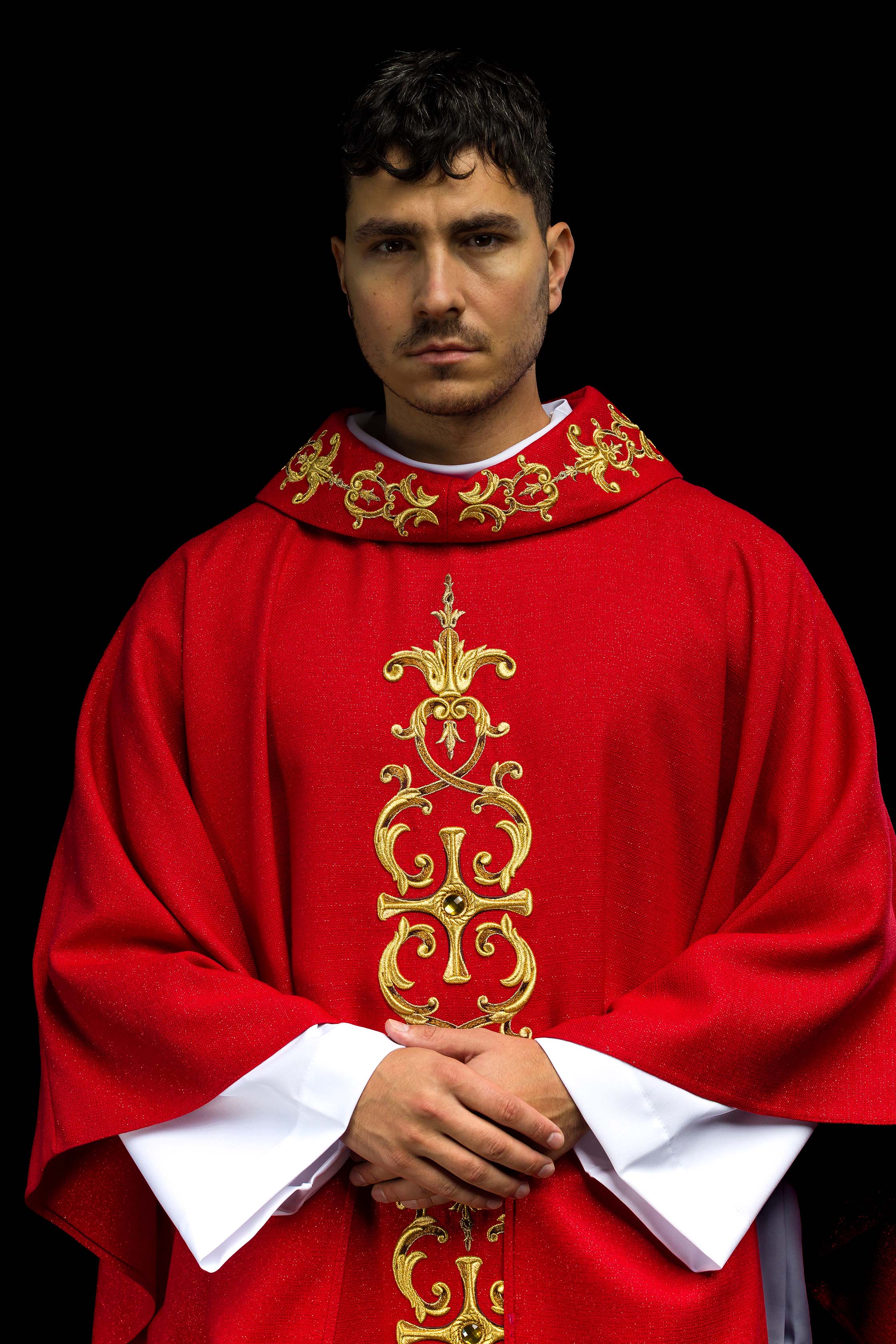 Czerwony ornat bogato haftowany z kamieniami