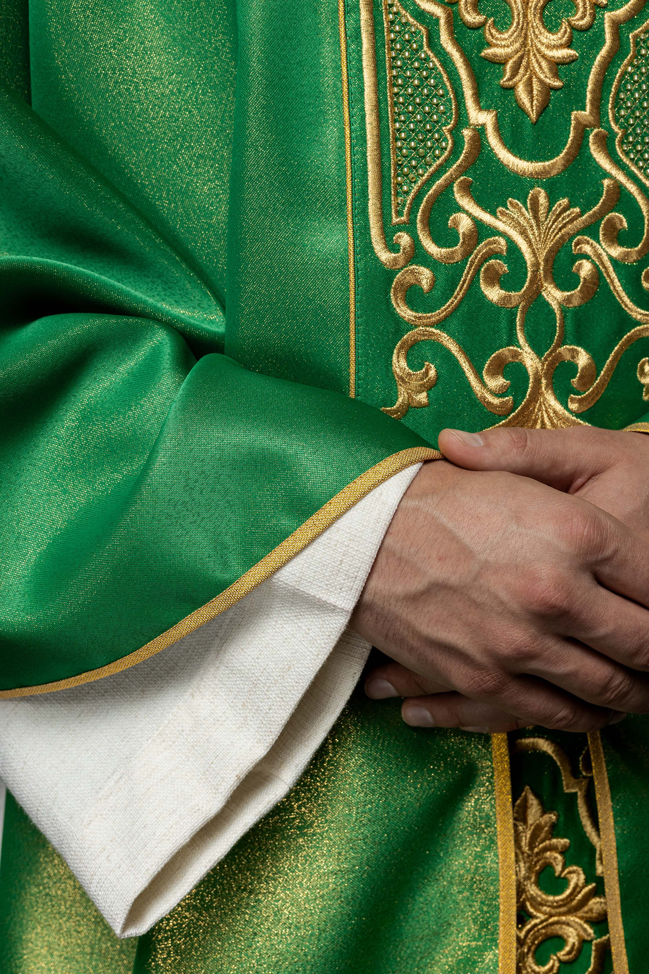 Zielony ornat bogato haftowany połyskujący
