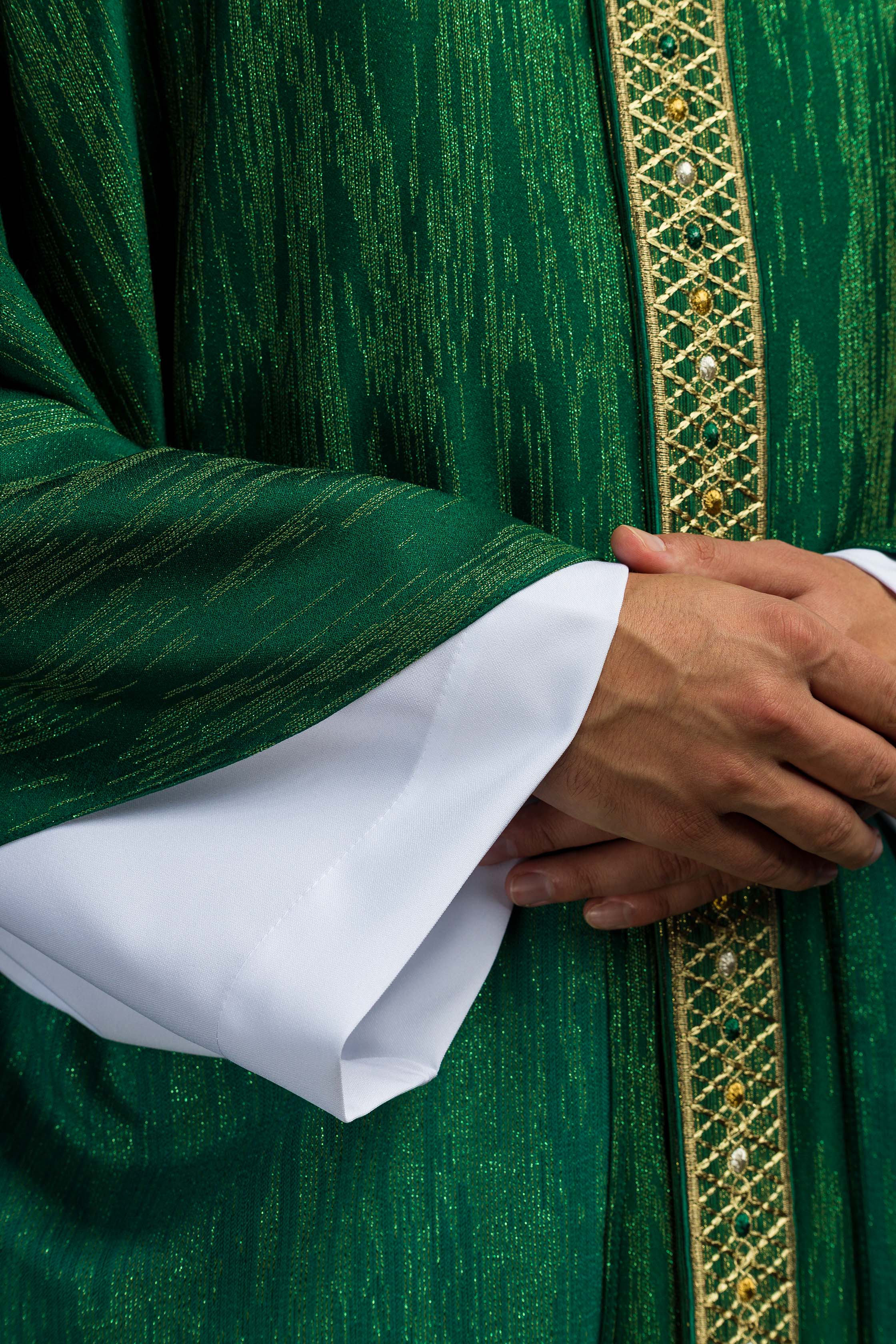 Zielony Ornat z Haftowanym Pasem i Kołnierzem