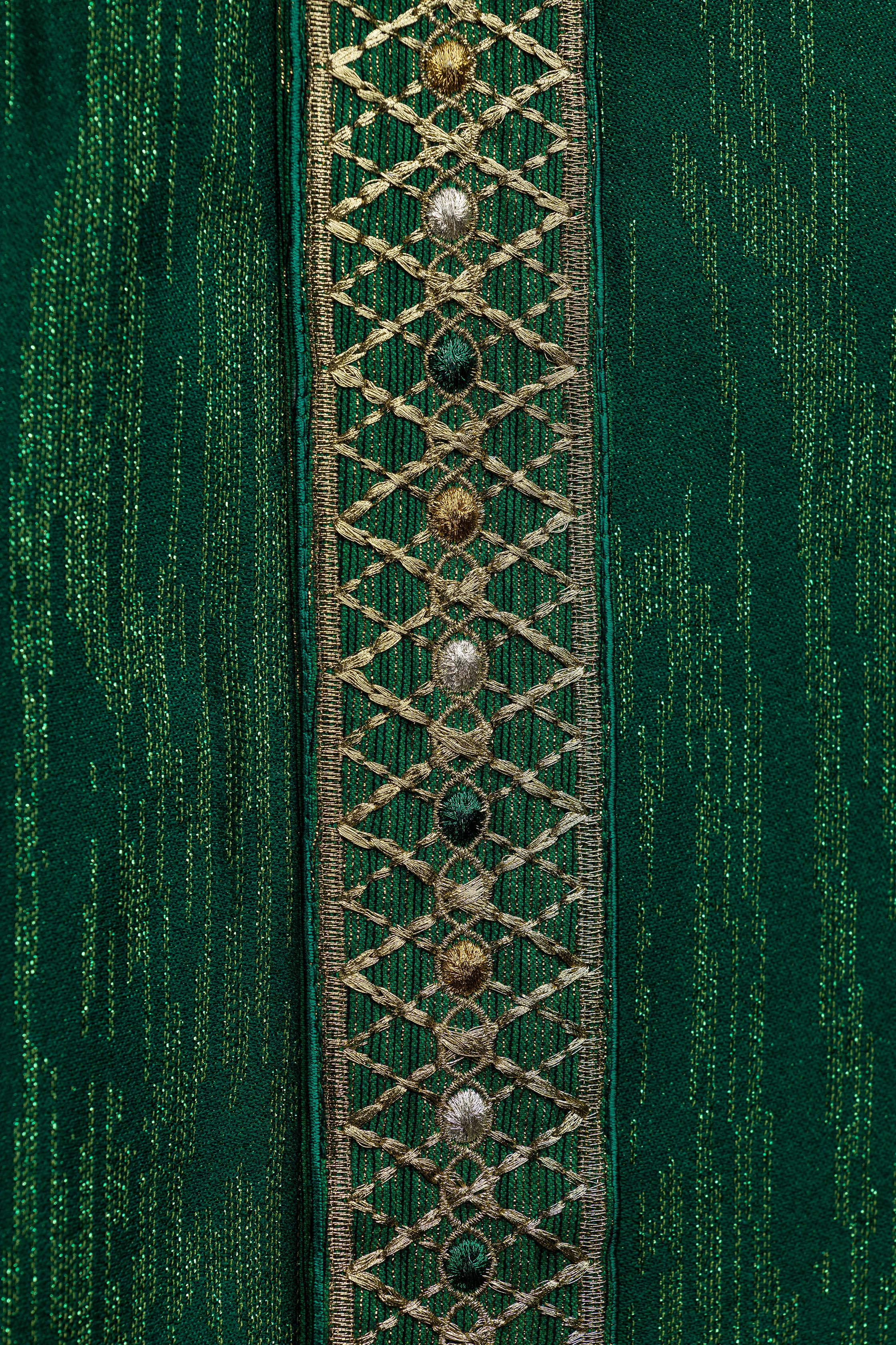 Zielony Ornat z Haftowanym Pasem i Kołnierzem