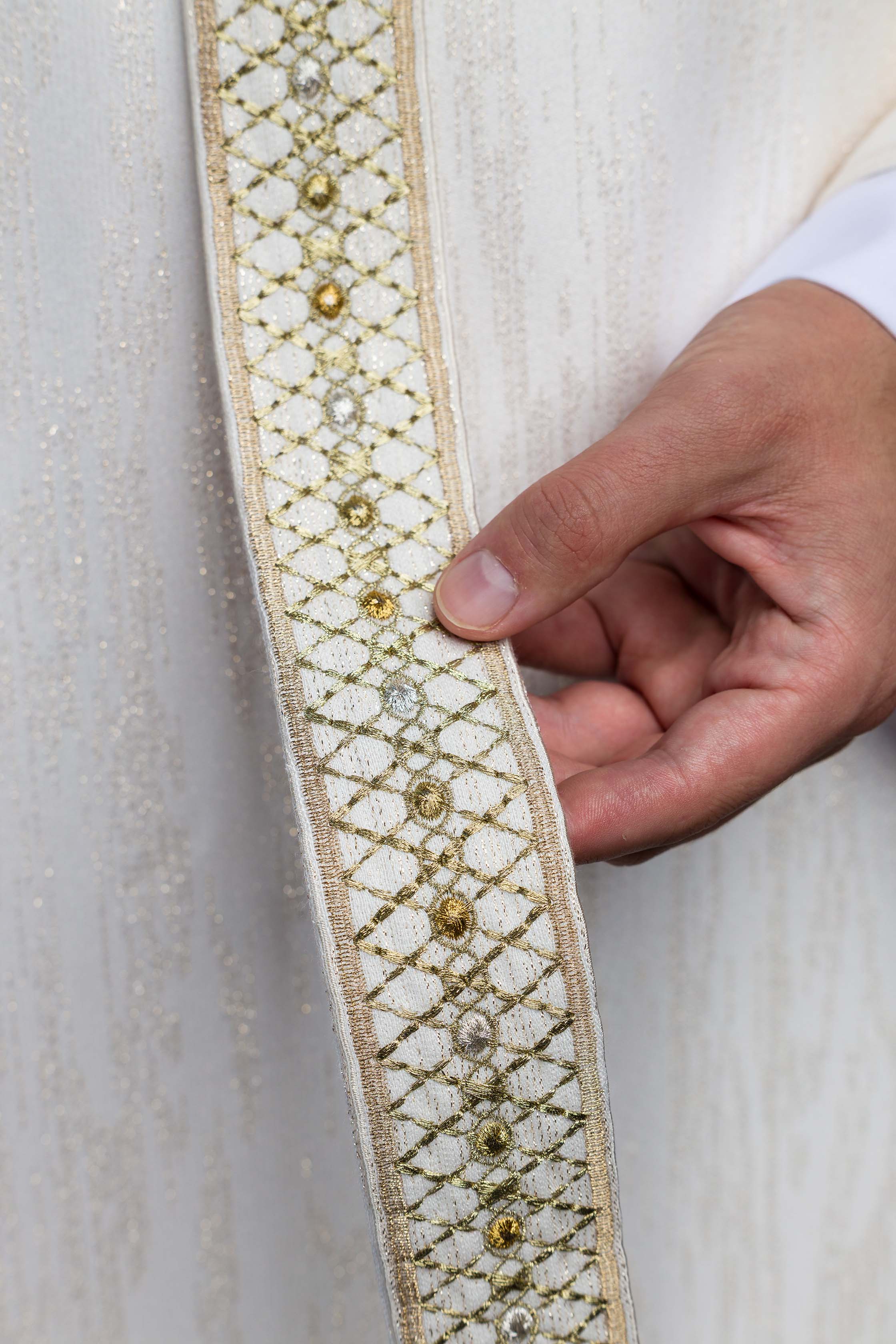 Biały Ornat z Haftowanym Pasem i Kołnierzem