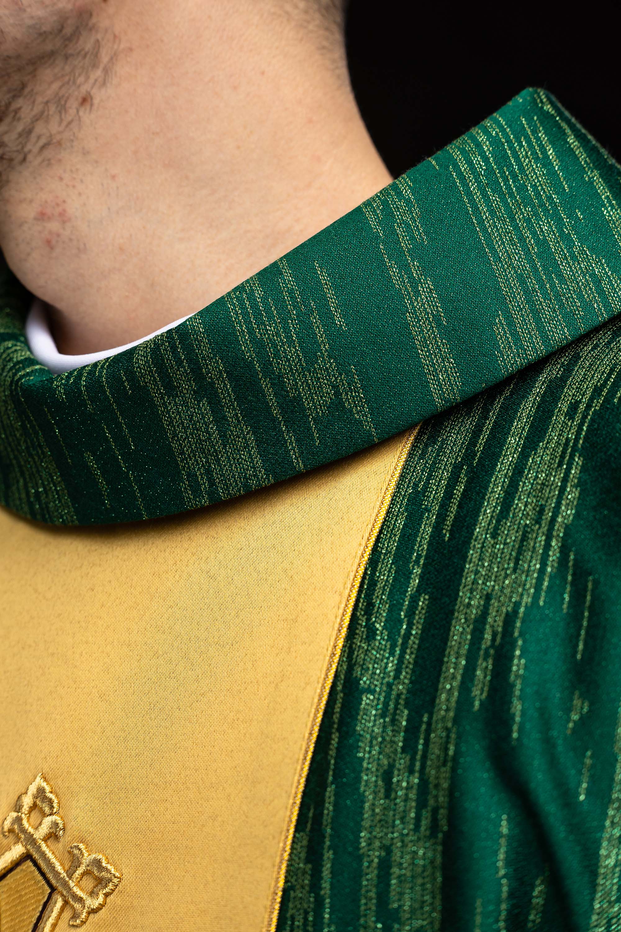 Zielony ornat z haftowanym motywem krzyża z pasem na ozdobnej tkaninie - ORNATY.PL