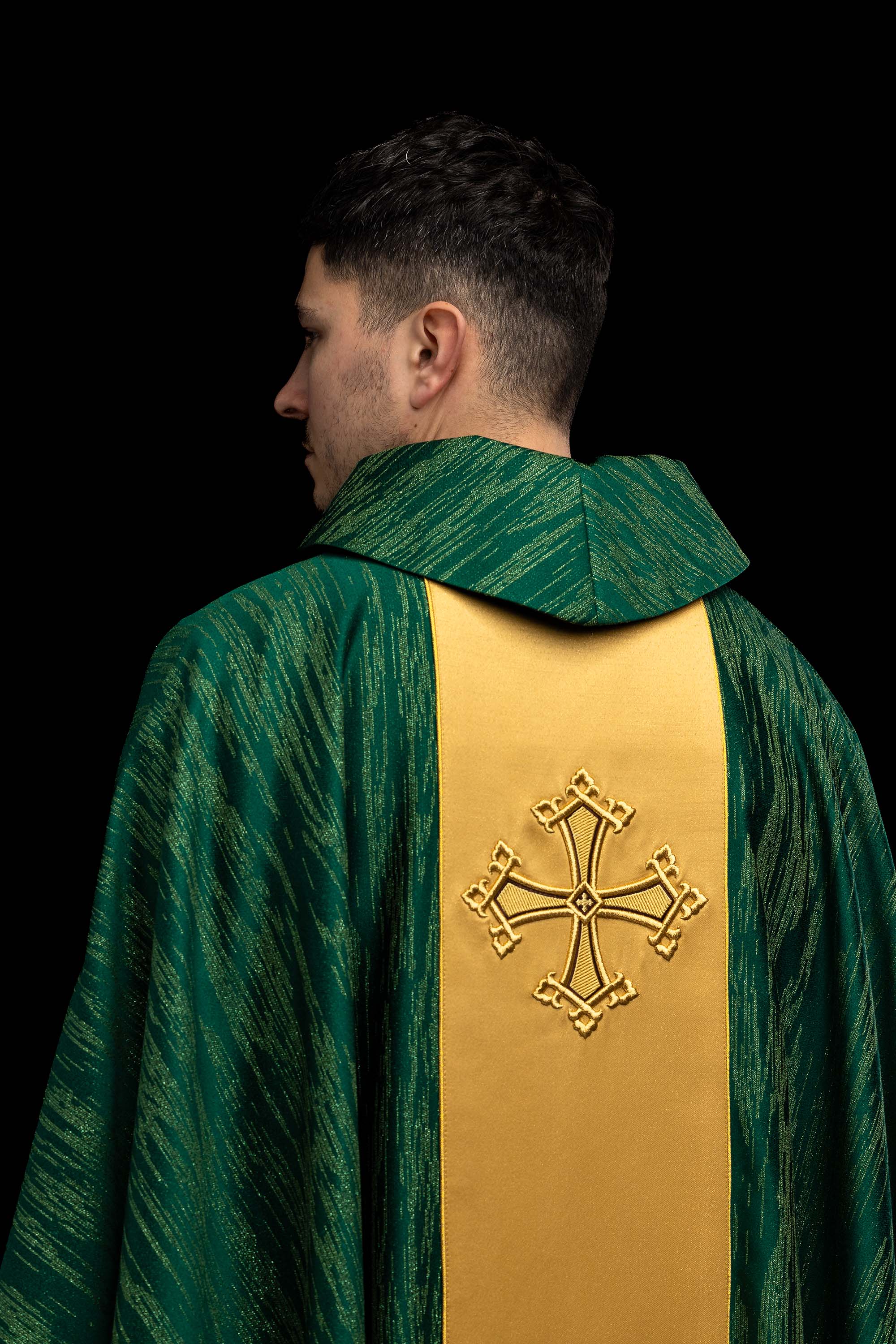 Zielony ornat z haftowanym motywem krzyża z pasem na ozdobnej tkaninie - ORNATY.PL