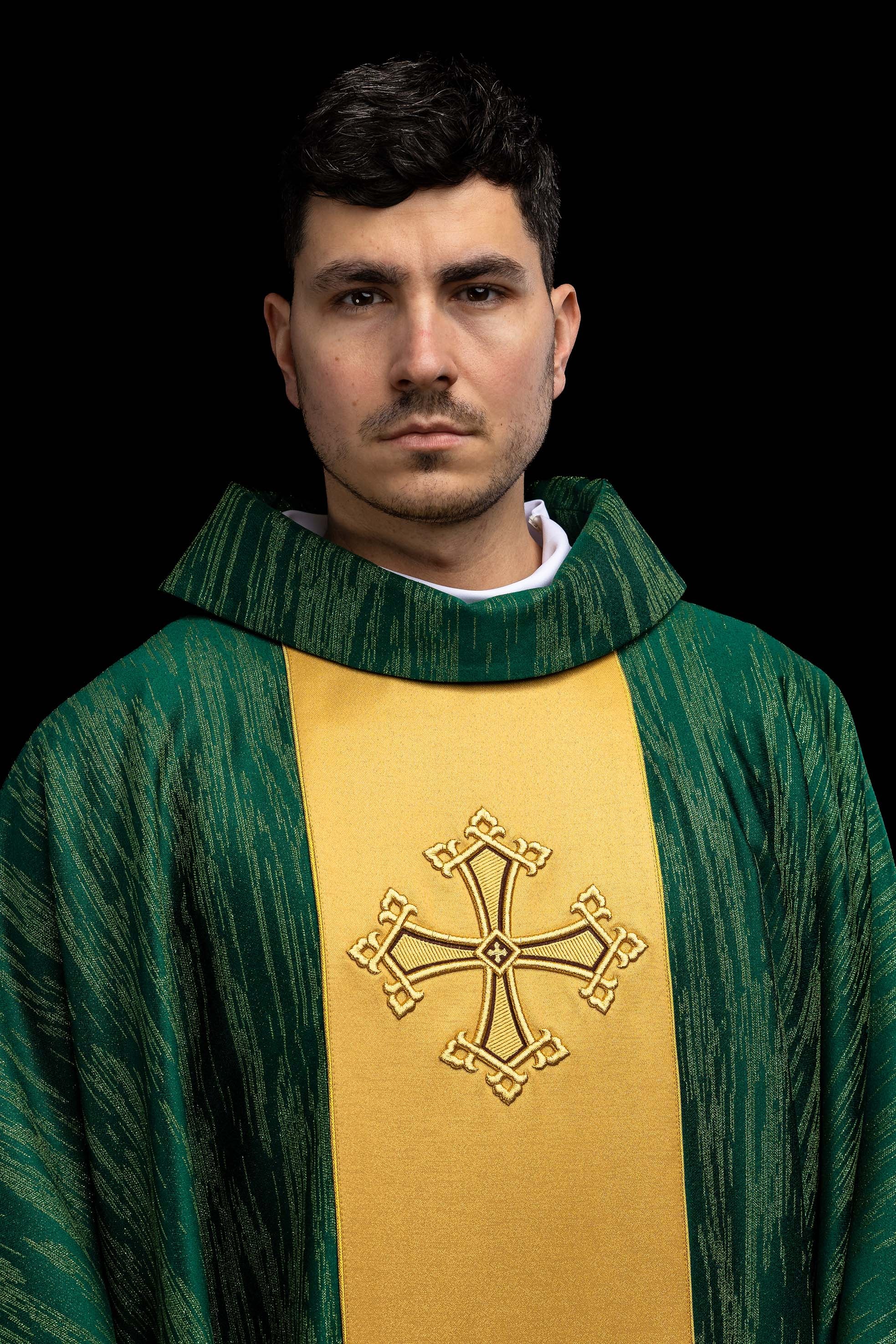 Zielony ornat z haftowanym motywem krzyża z pasem na ozdobnej tkaninie - ORNATY.PL