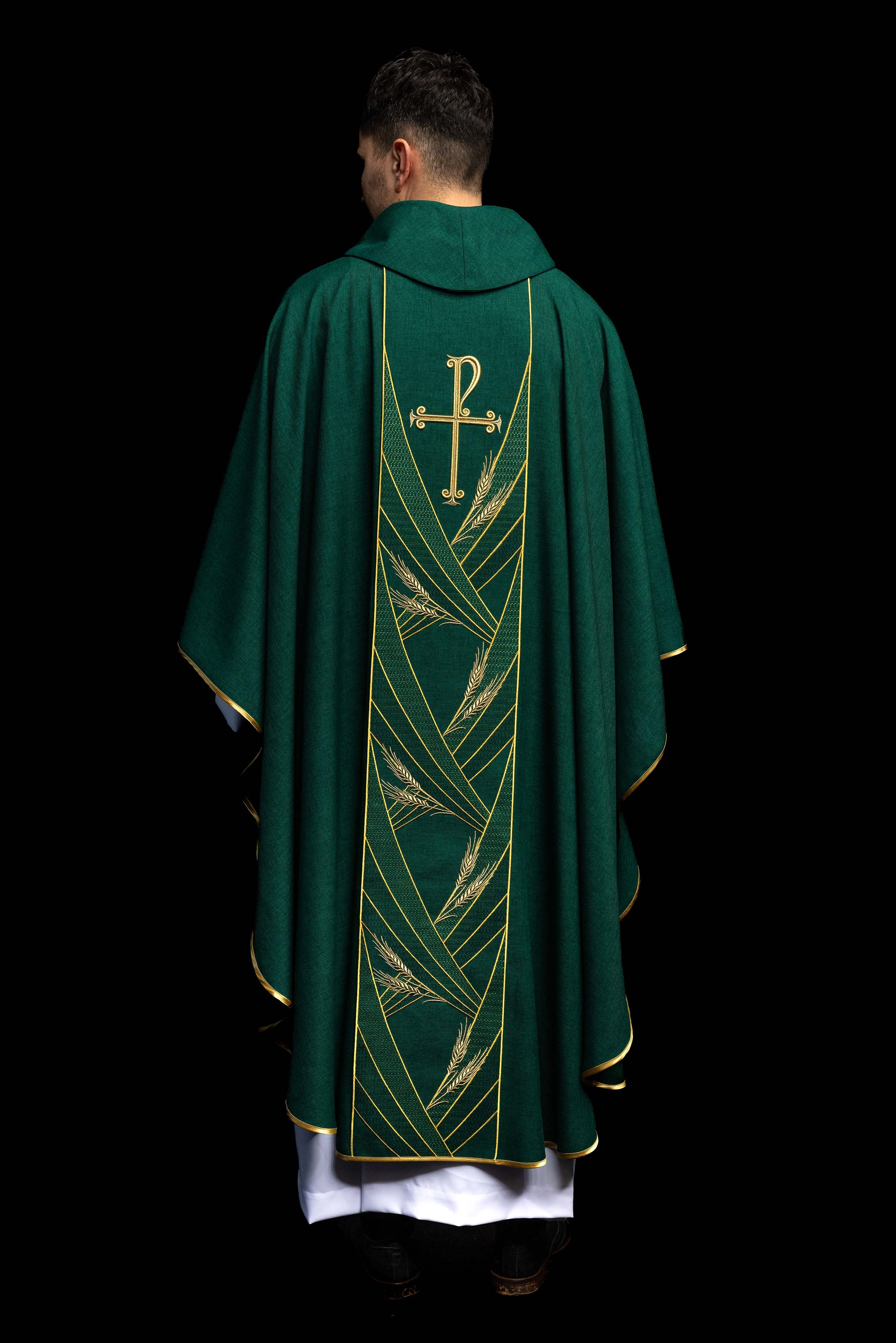 Ornat w kolorze zielonym z haftowanym pasem Pax