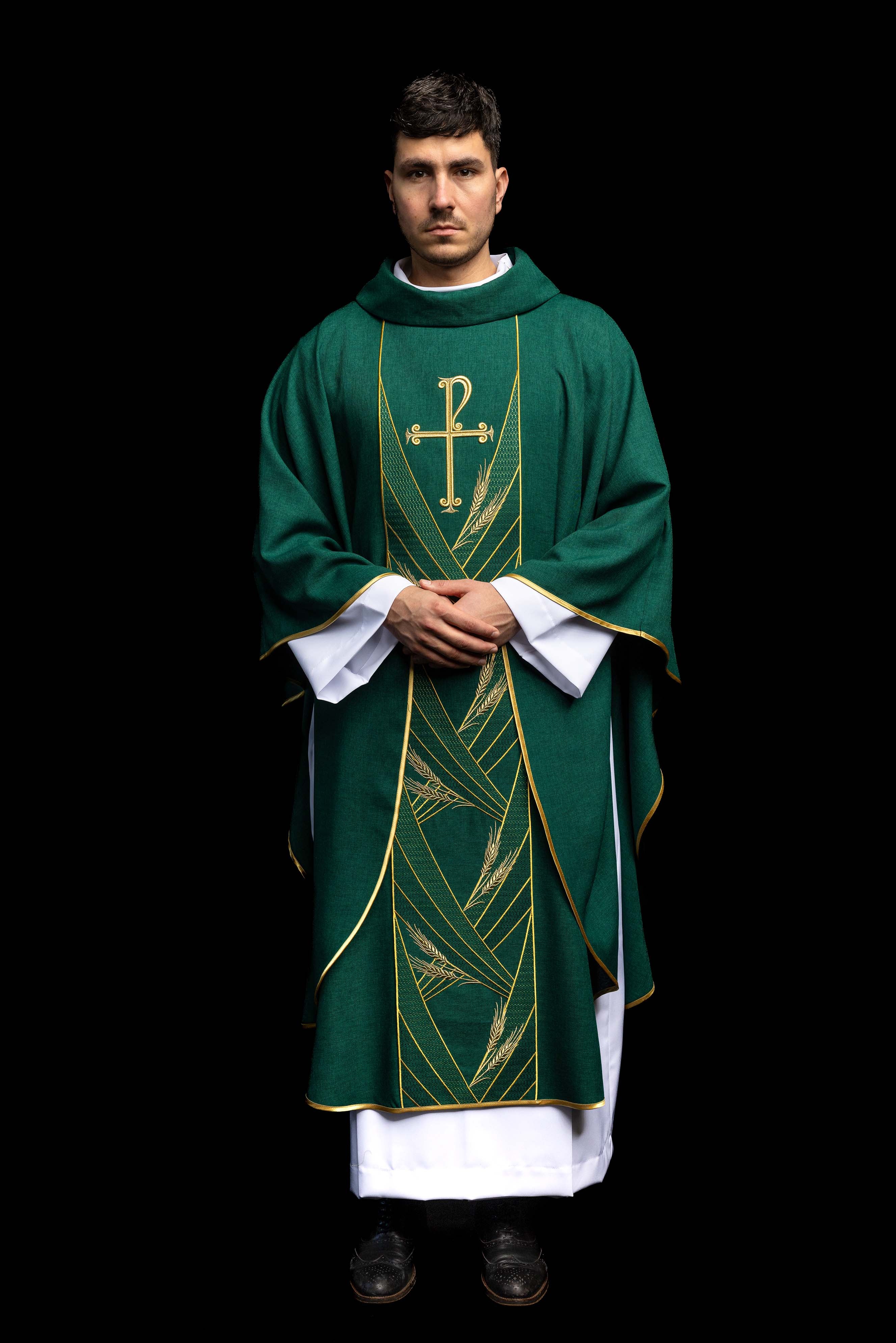 Ornat w kolorze zielonym z haftowanym pasem Pax