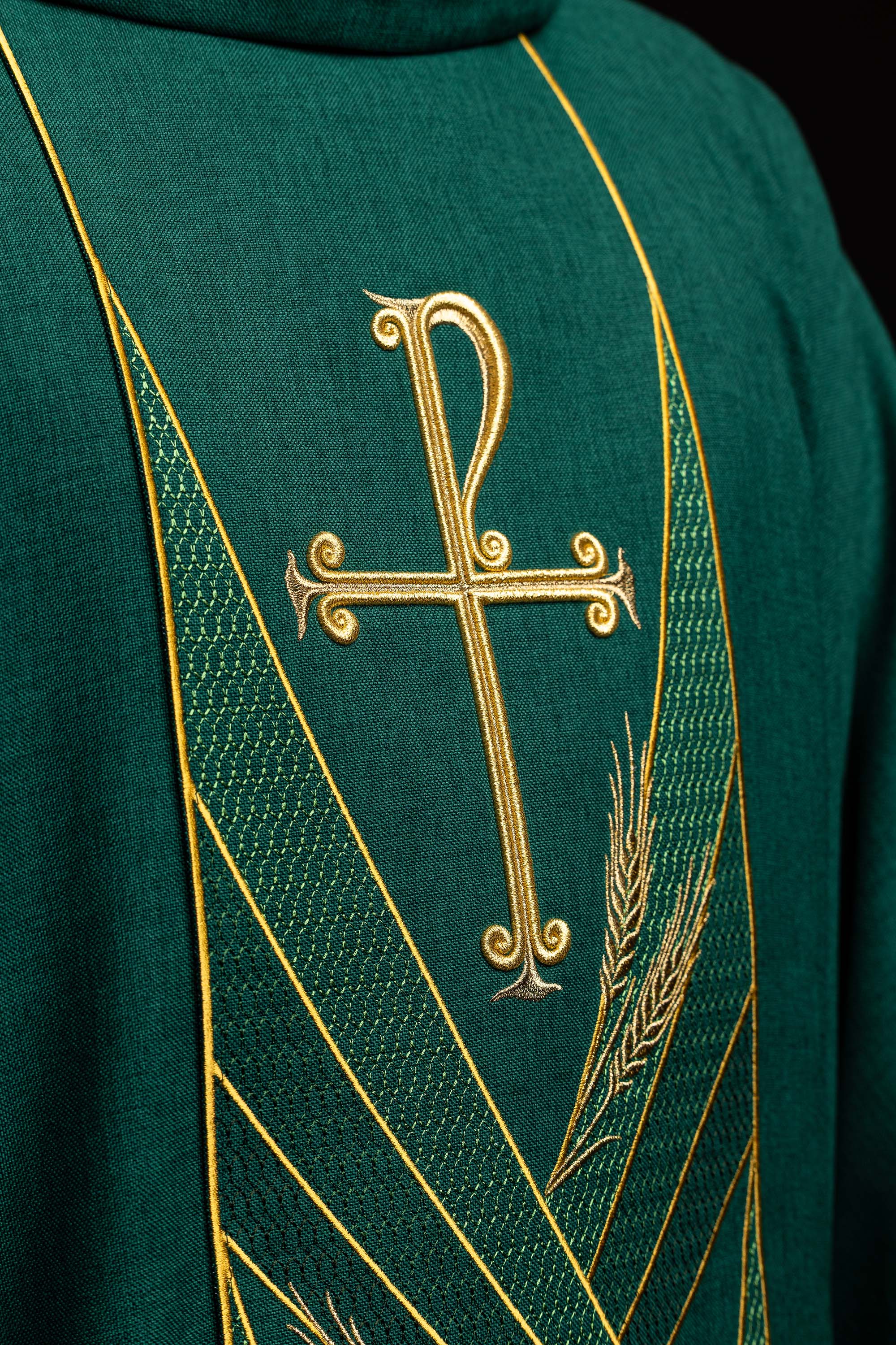 Ornat w kolorze zielonym z haftowanym pasem Pax